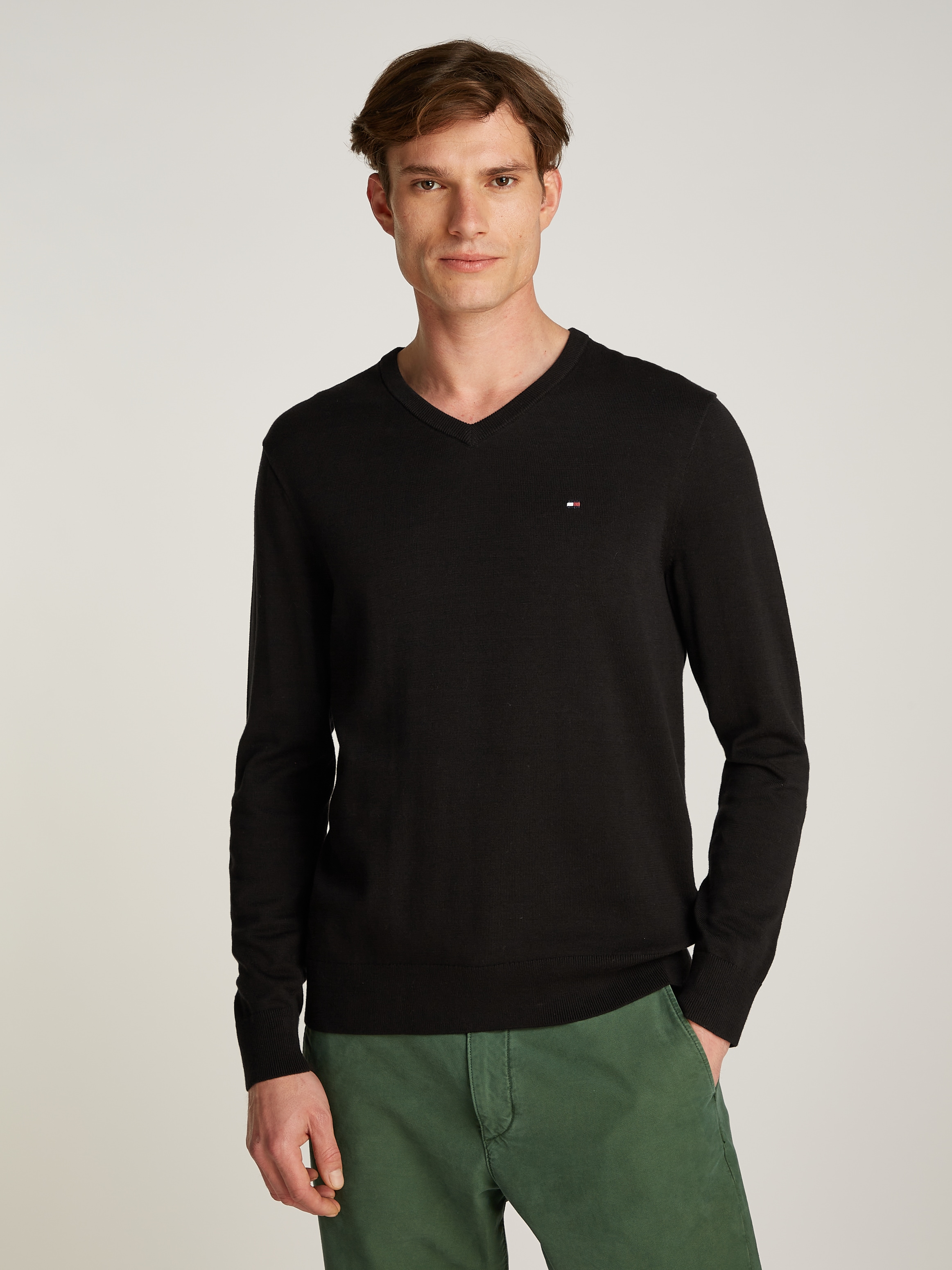 Tommy Hilfiger Strickpullover »ESSENTIAL COTTON V NECK mit V-Ausschnitt und Stickerei«, unifarben, casual, regular fit, Baumwolle, V-Ausschnitt