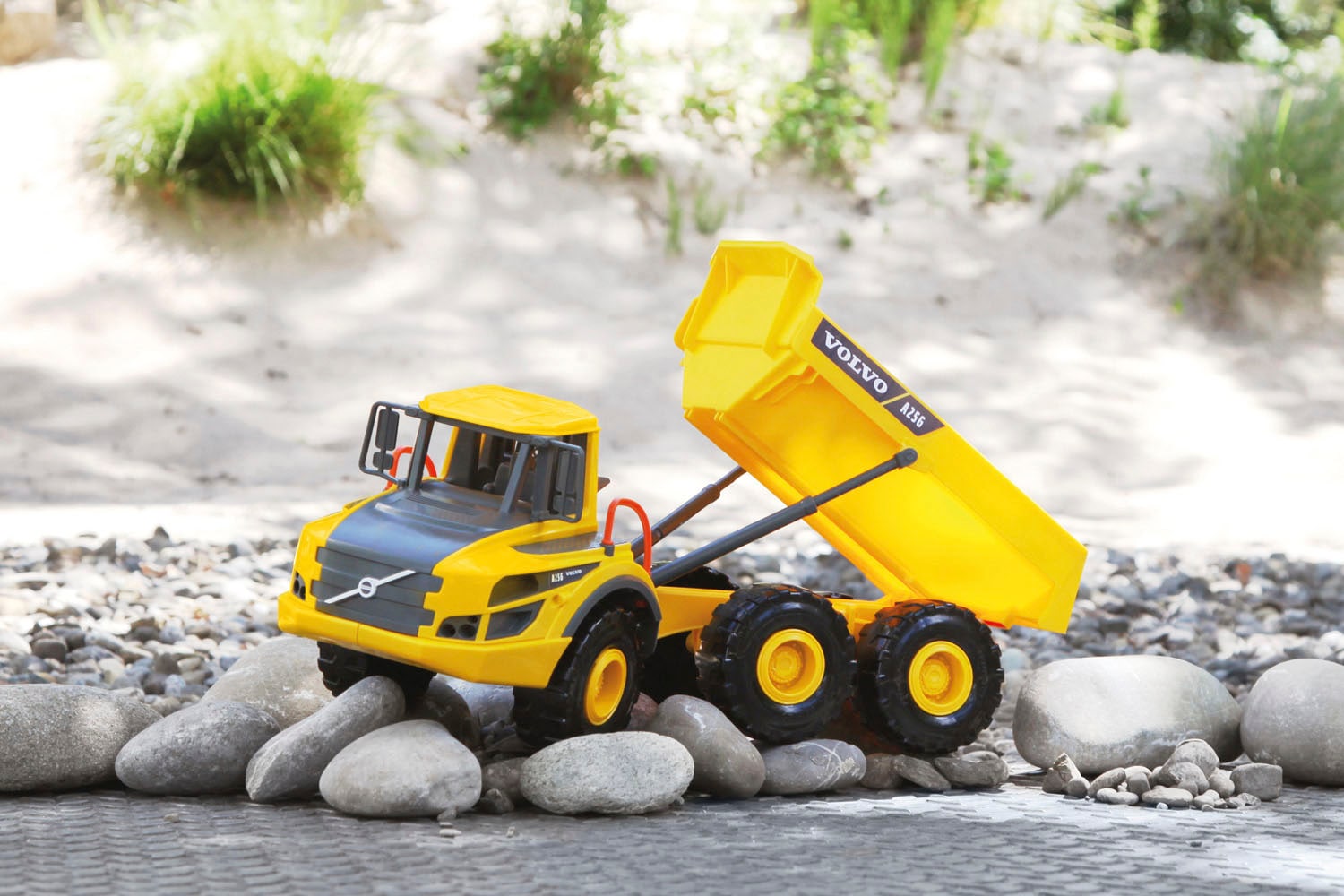 Lena® Spielzeug-Kipper »WORXX Knickgelenkkipper Volvo A25G« Made in Europe