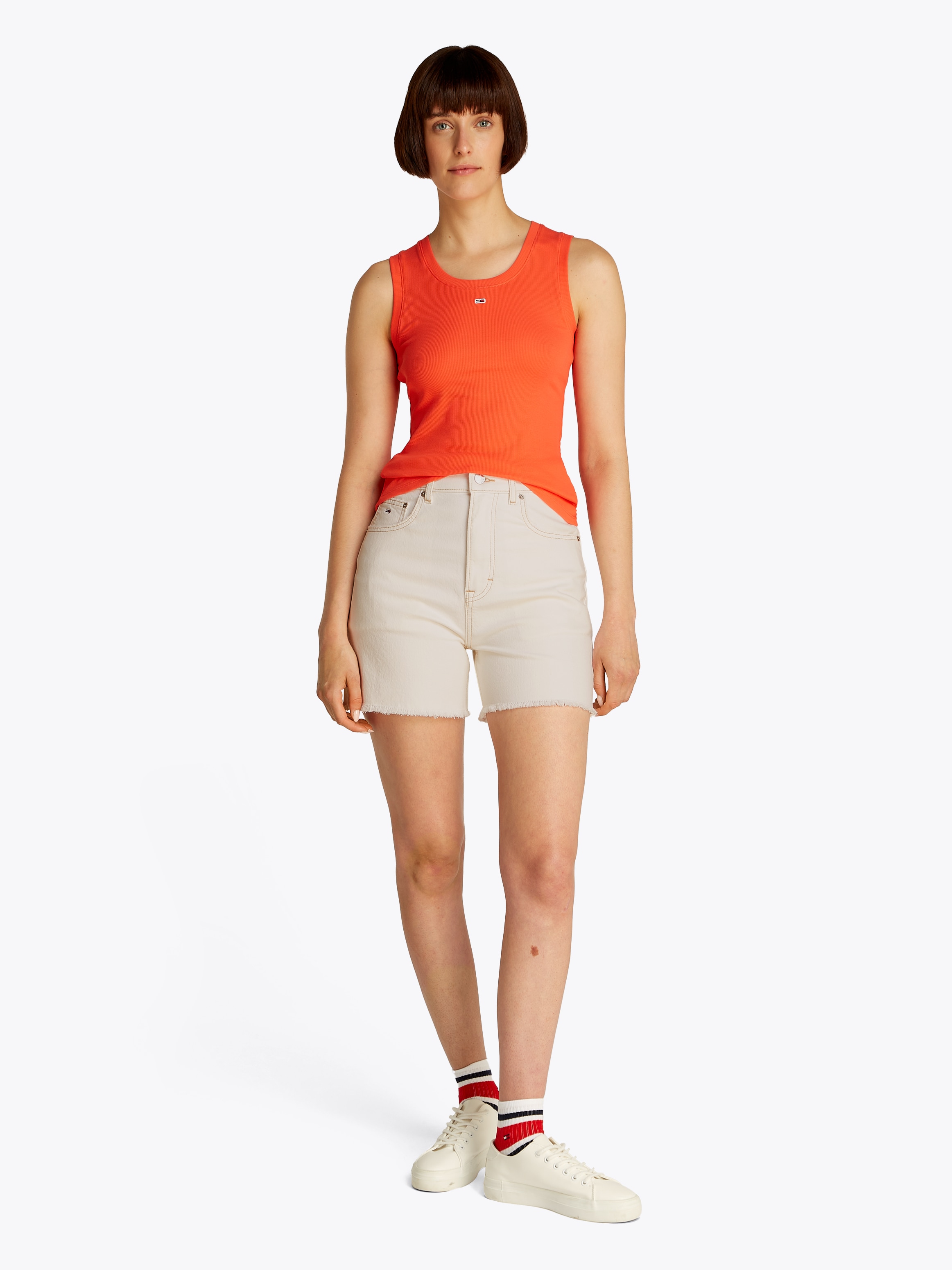 Tommy Jeans Shorts »MOM SHORT BI8194«  mit Logo-Badge, ausgefranster Kante