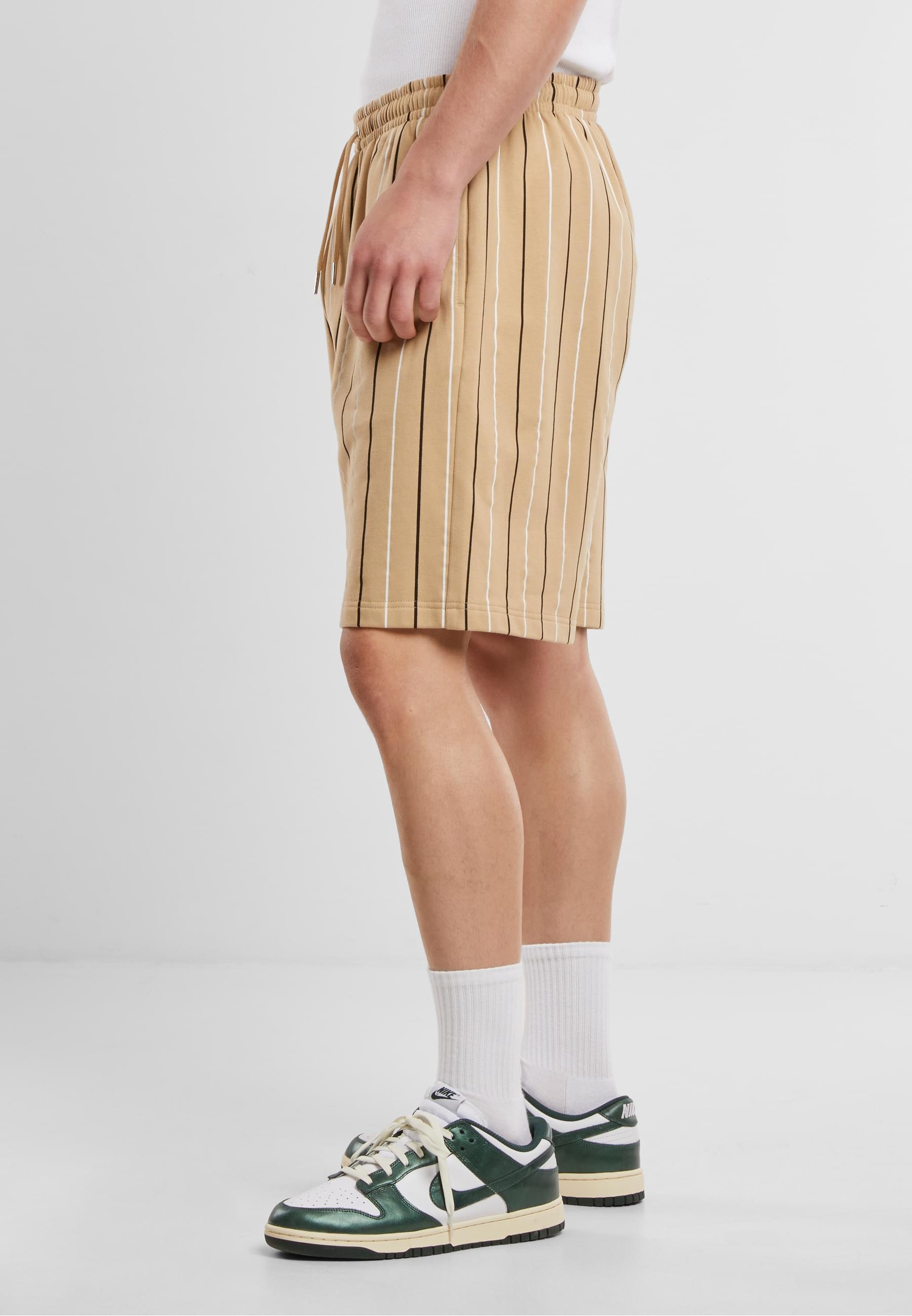 URBAN CLASSICS Sweatshorts »Urban Classics Printed Pinstripe Shorts«
