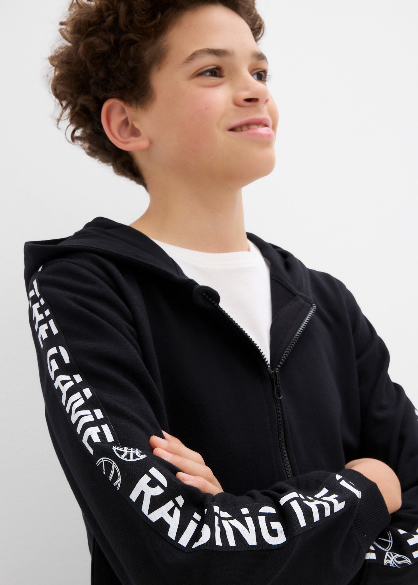bonprix Kapuzensweatjacke für Jungen, aus Baumwolle, lockere Passform, mit Stehkragen