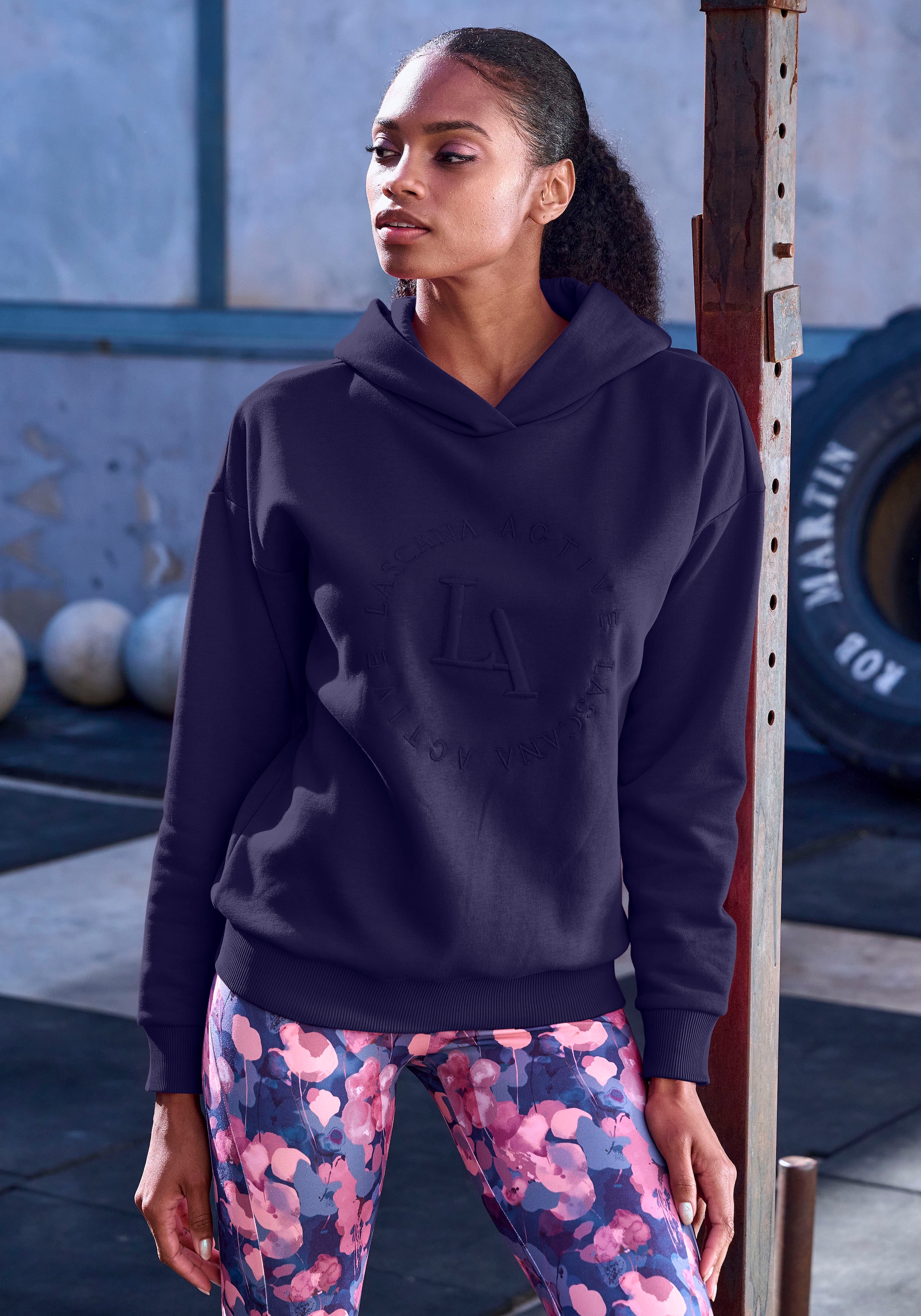 LASCANA ACTIVE Kapuzensweatshirt, Performance Hoodie mit runder Logostickerei und weichen Rippbündchen