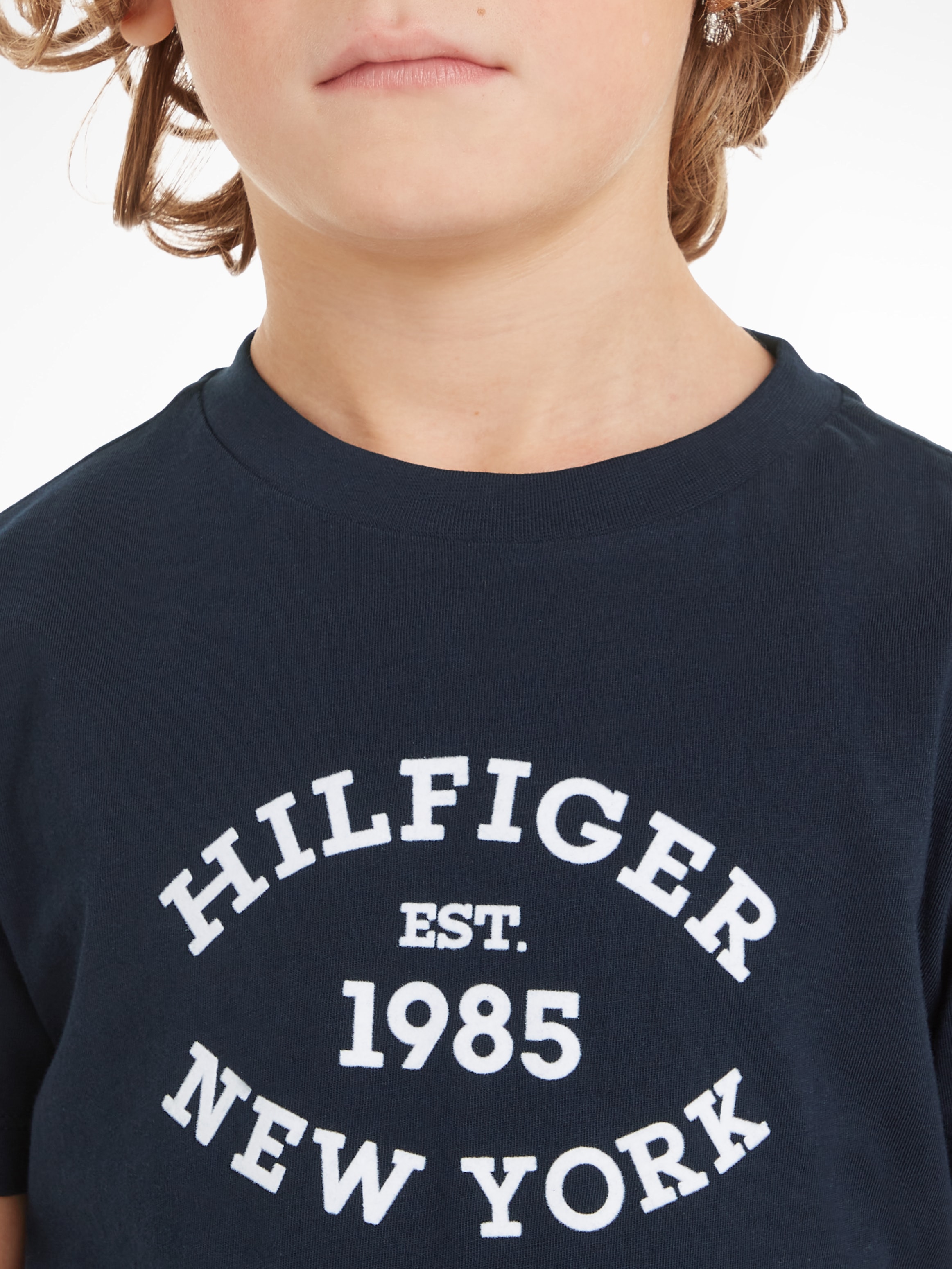 Tommy Hilfiger Rundhalsshirt »MONOTYPE FLOCK REGULAR TEE SS«, mit Frontprint, Rundhlas, Kurzarm