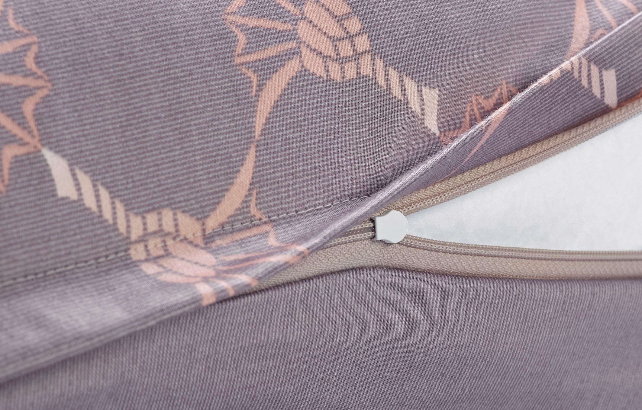 Joop! Wendebettwäsche »Cornflower Gradiant«, (2 tlg.), Marke Joop!, Qualität Mako-Satin gefertigt aus ägyptischer Baumwolle, atmungsaktiv, Flächengewicht 125 g/m², Bett- und Kopfkissenbezug mit Qualitäts-Reißverschluss, mit Kornblumen-Muster