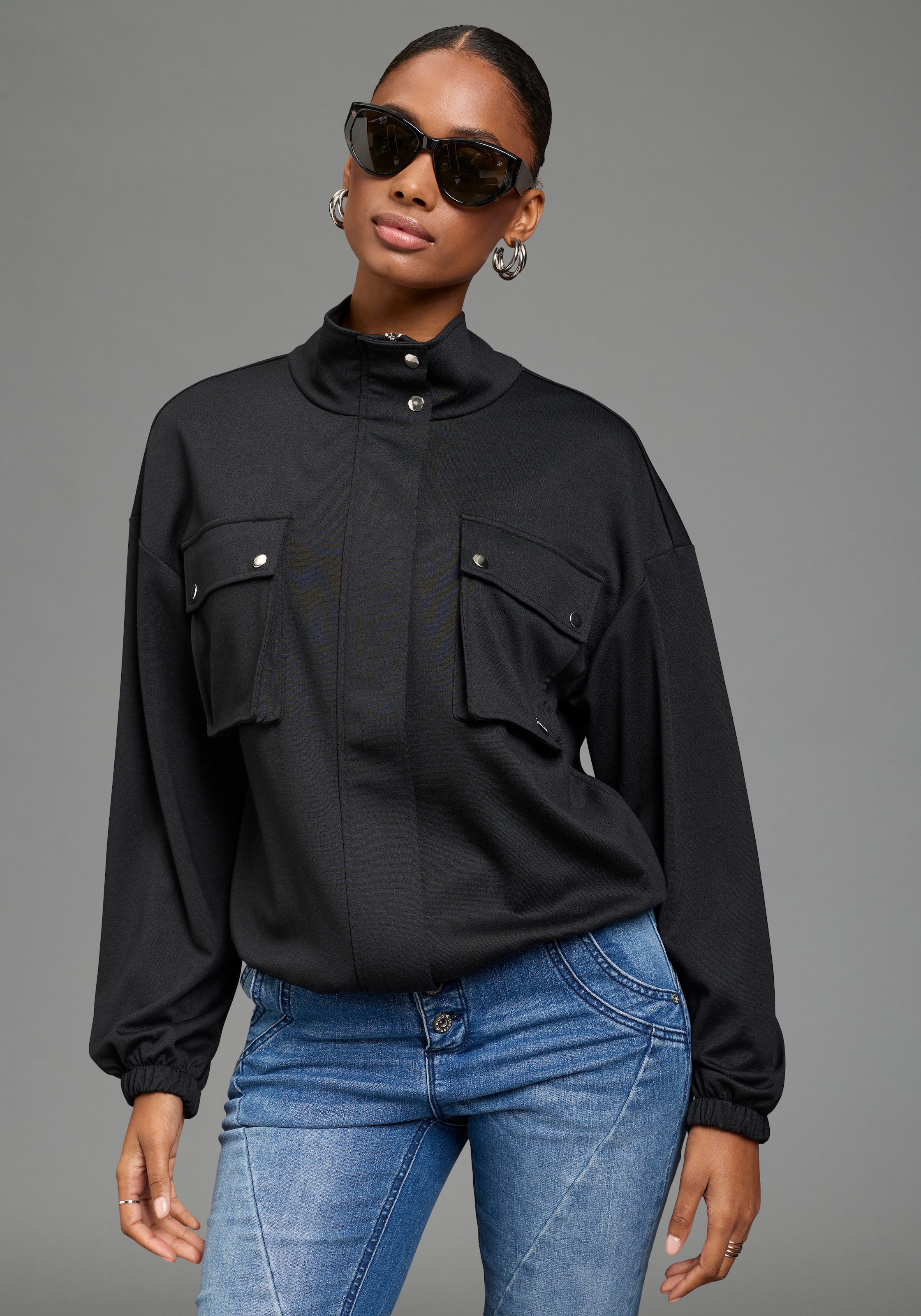 Bruno Banani Sweatjacke »in modischer Blouson-Form« und eleganten Knöpfen, hüftlange Schnittform, mit Stehkragen