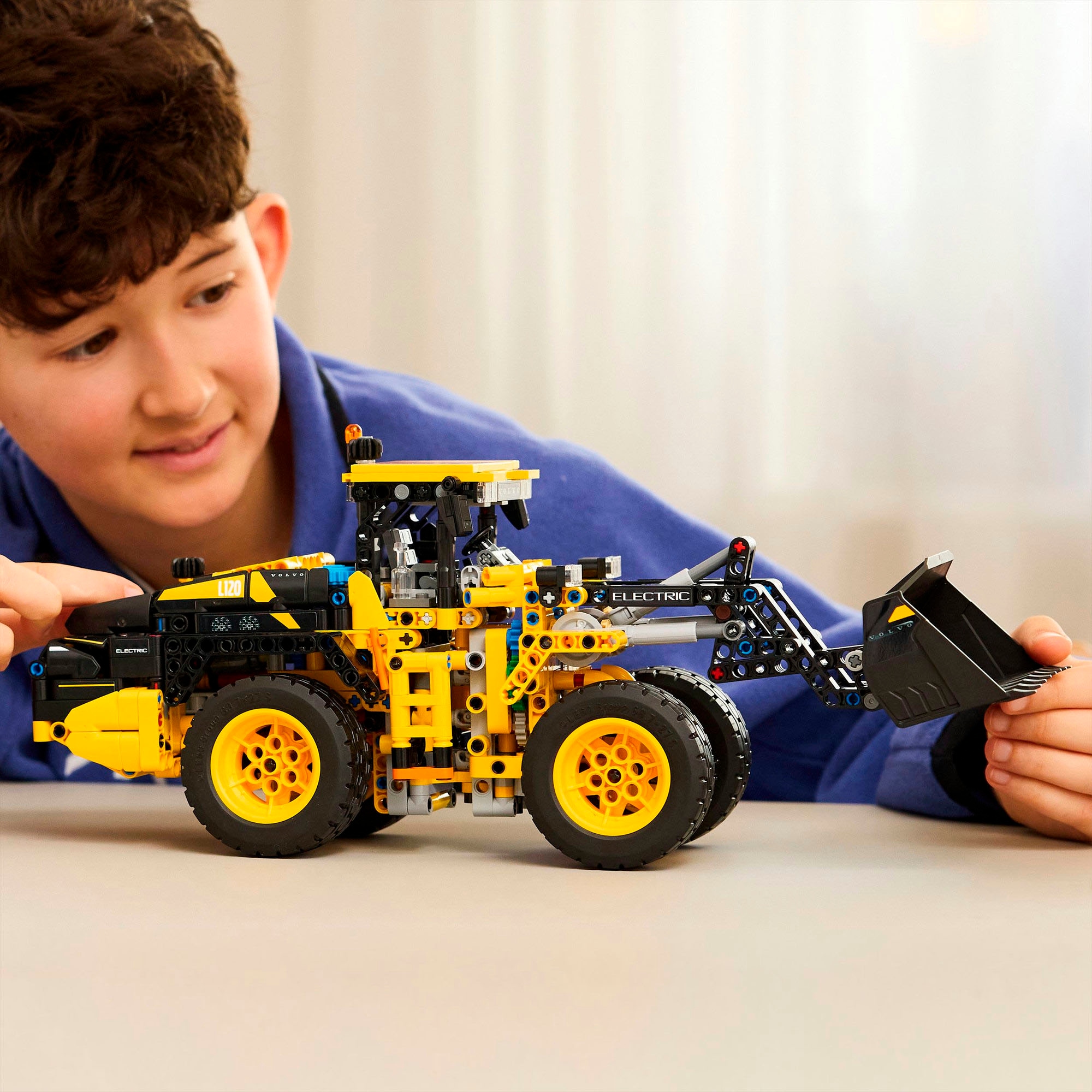 LEGO® Konstruktionsspielsteine »Volvo L120 Electric Radlader (42209), LEGO Technic«, (973 St.), Made in Europe