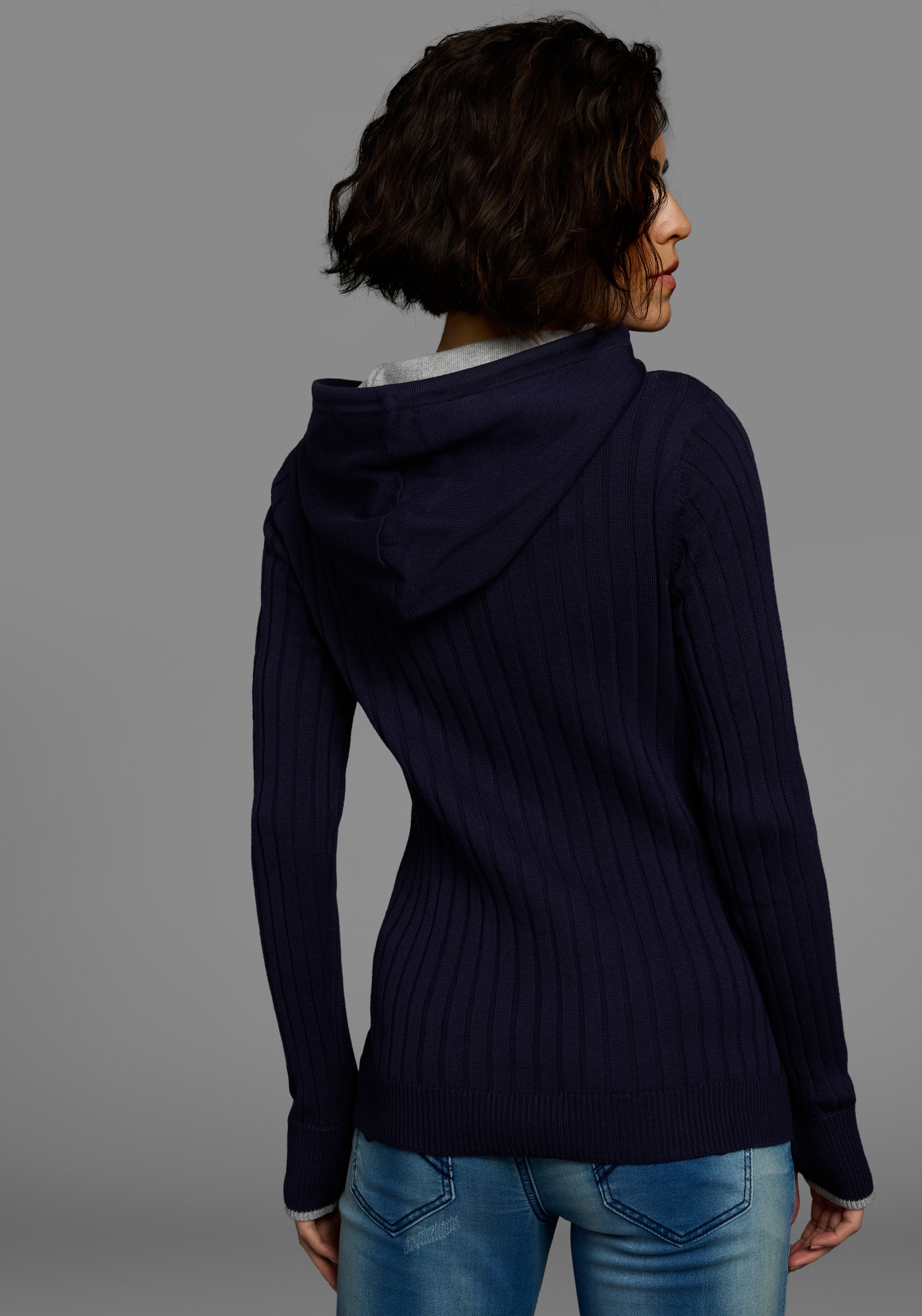 KangaROOS Strickpullover, mit kontrastfarbener Kapuzeninnenseite und Logodruck auf dem Arm