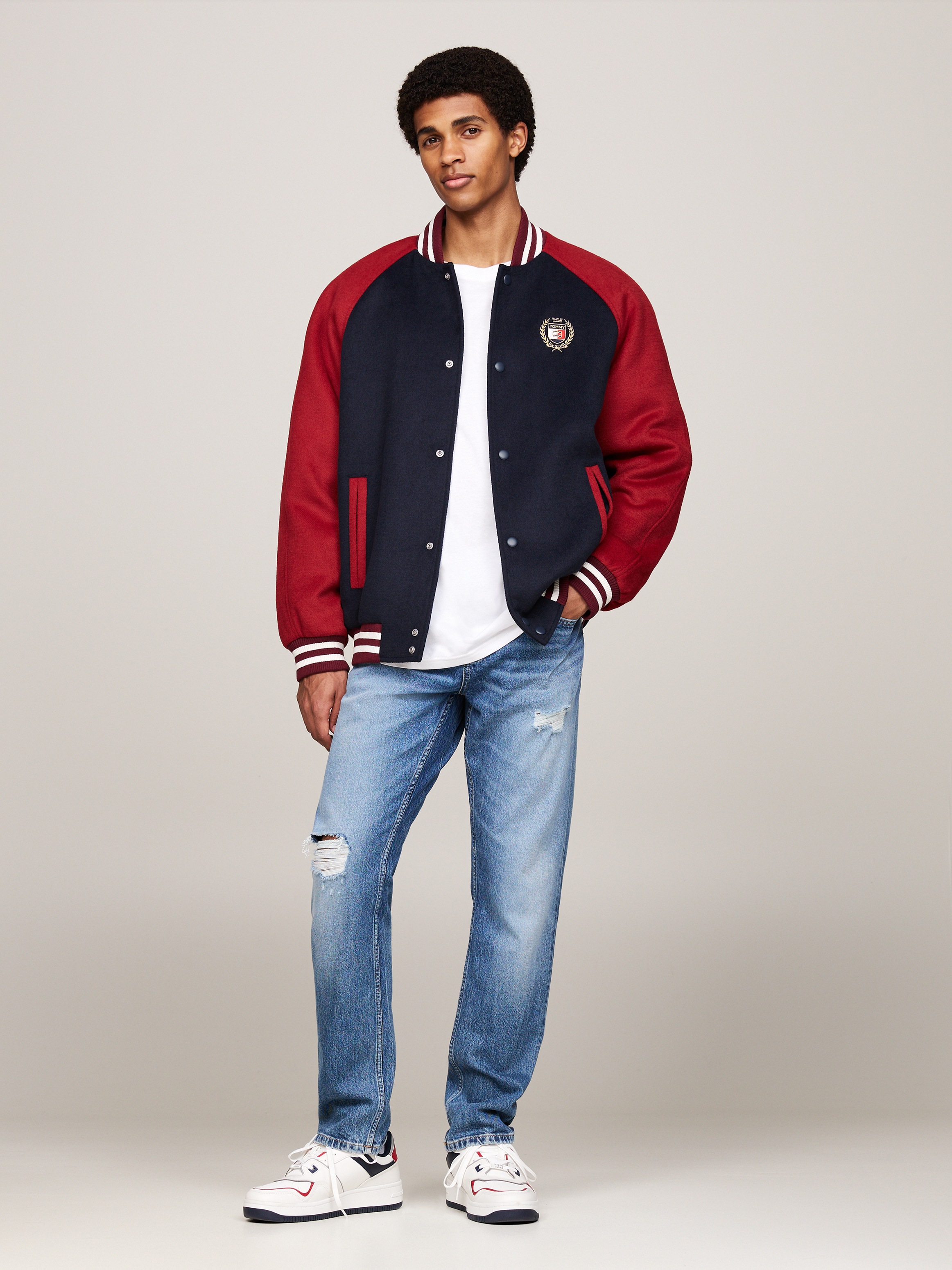 Tommy Jeans Bomberjacke »TJM WOOL BLEND CREST BOMBER«, Color Block-Design, Tommy Jeans-Wappen-Stickerei auf Brust