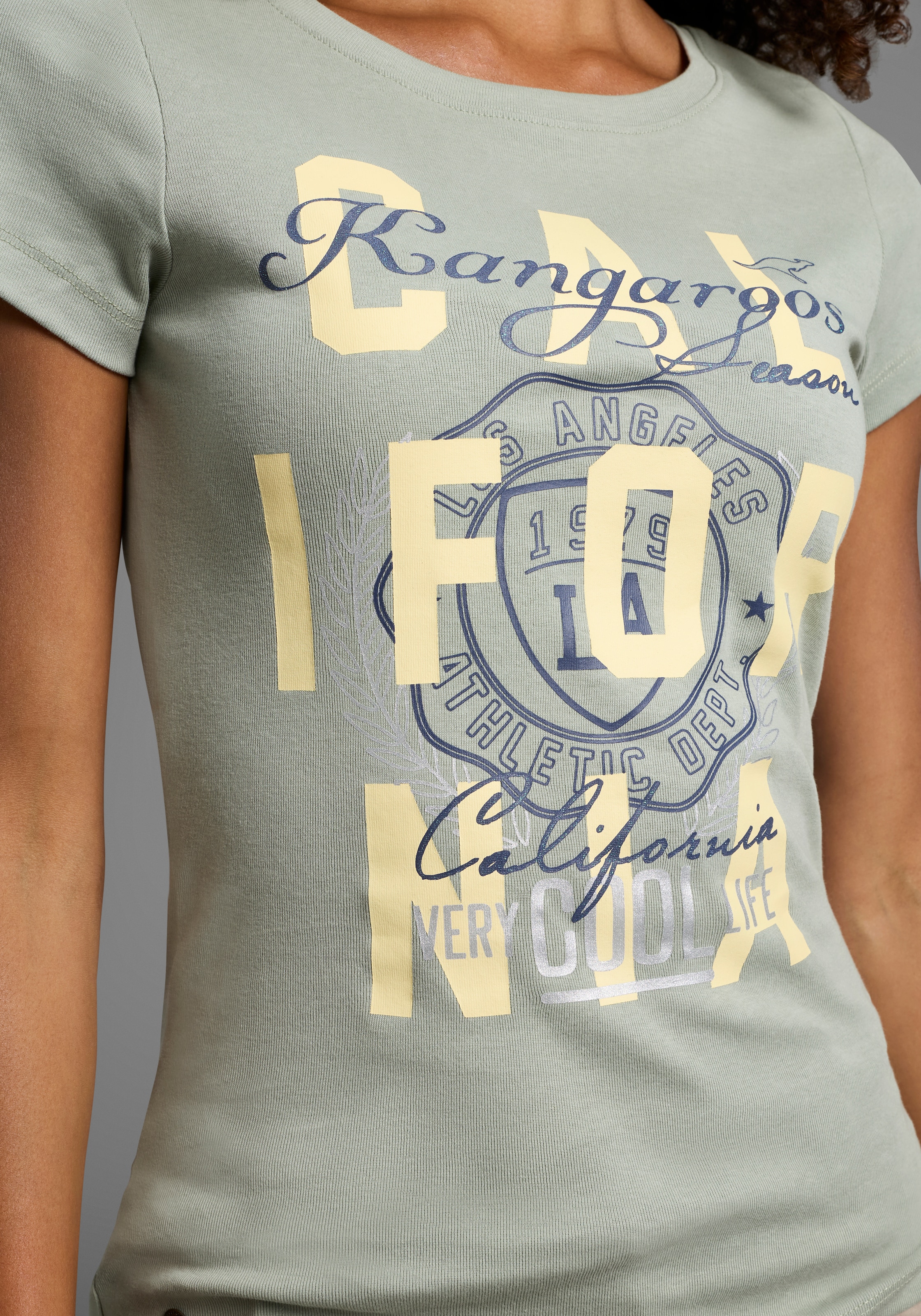 KangaROOS Print-Shirt, Kurzarm, sehr figurbetonter Schnitt, mit trendigem Logodruck