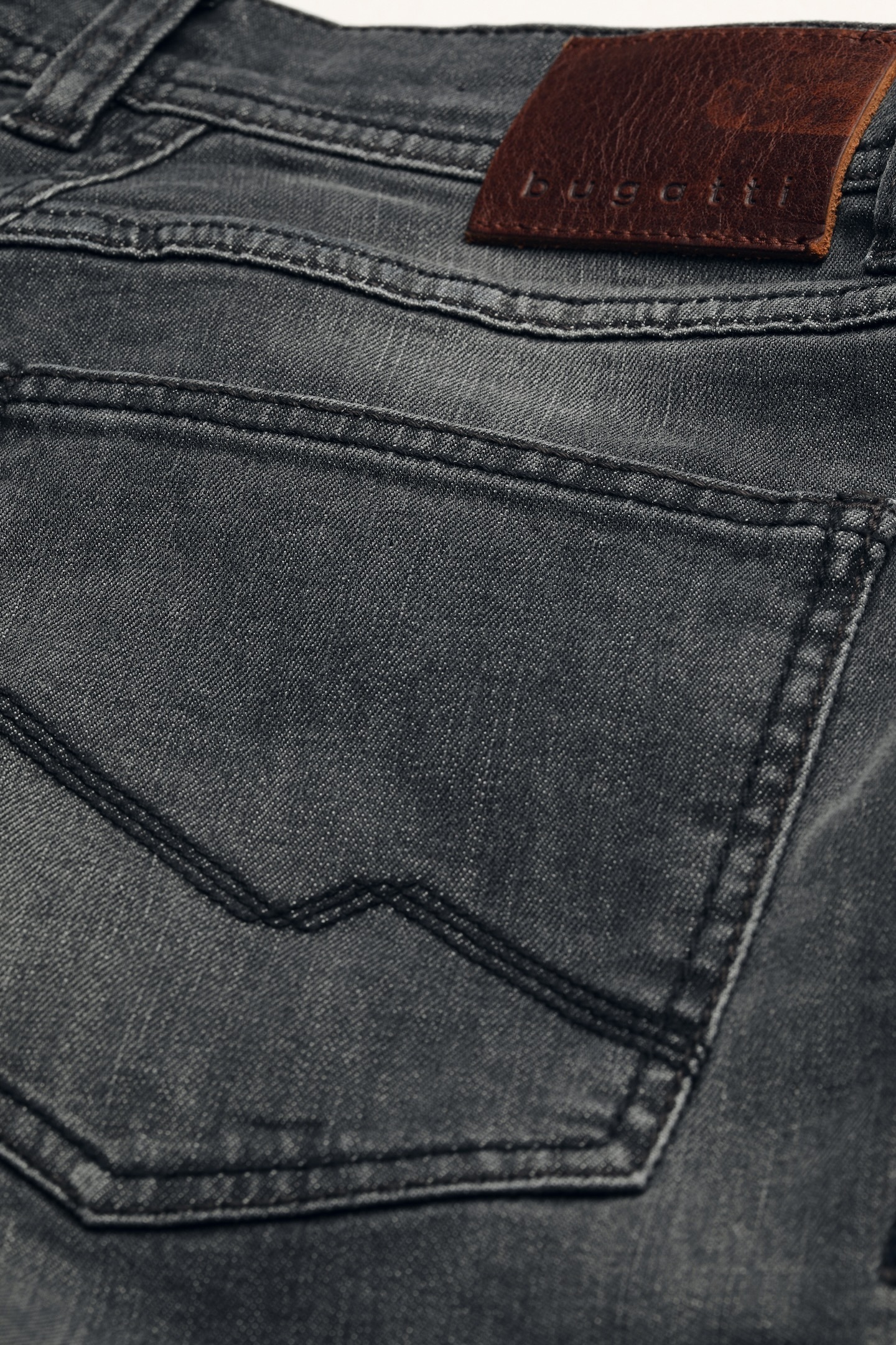 bugatti 5-Pocket-Jeans, mit einem leichten Used-Look
