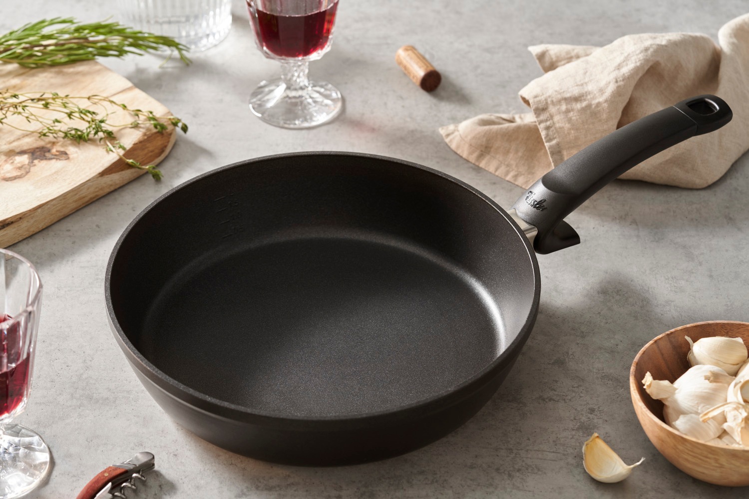 Fissler Bratpfanne »Levital® + Comfort«, Aluminium, (1 tlg.), speziell für gesundes, fettarmes Braten.