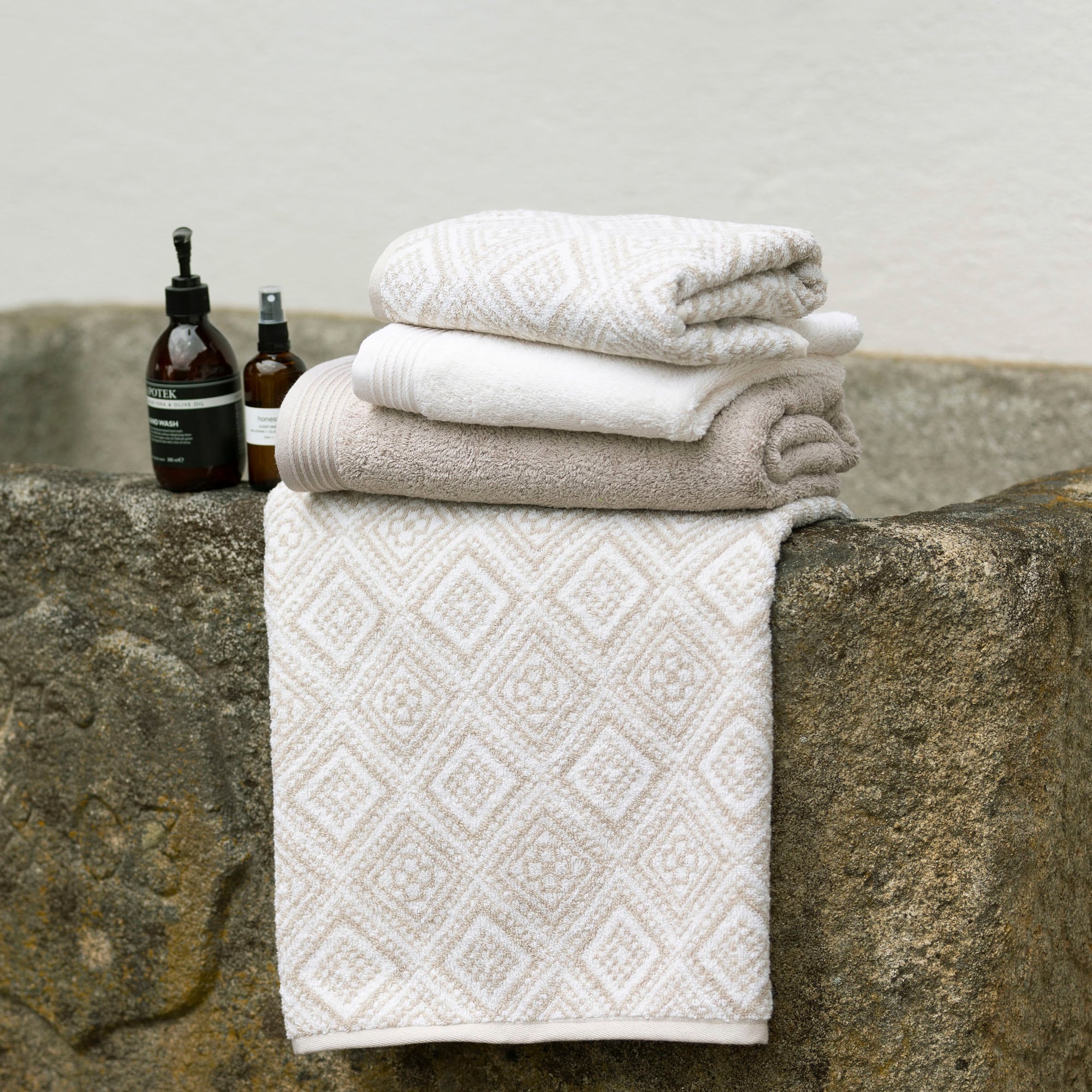 framsohn frottier Badetücher »Arabeske Duschtücher«, (Set, 2 St., 2er Set Badetücher 75 x 150 cm), Badetuch, skandinavisch gemustert, hergestellt in Österreich