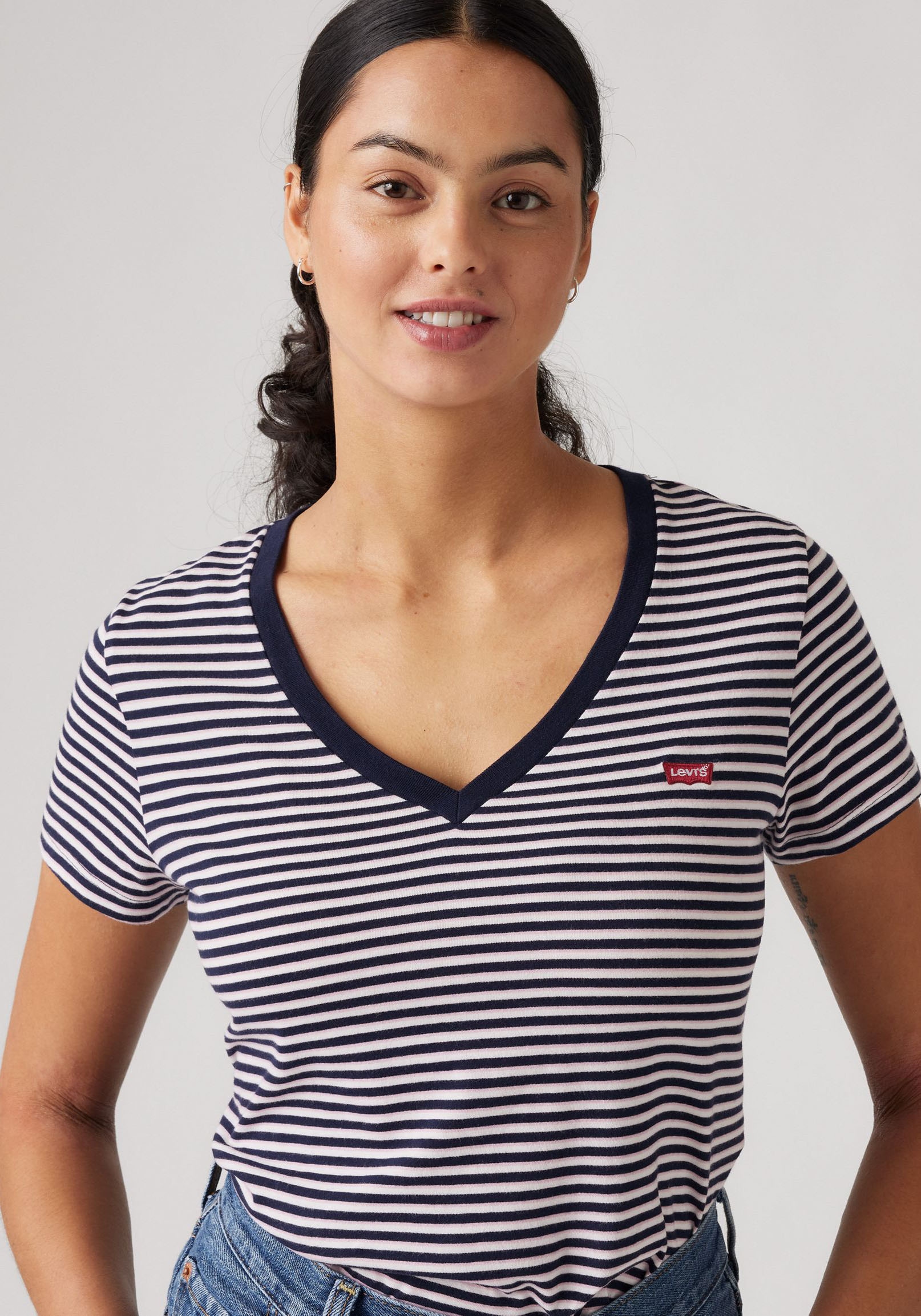 Levi's® V-Shirt »PERFECT VNECK«, mit Mini-Batwing-Logostickerei