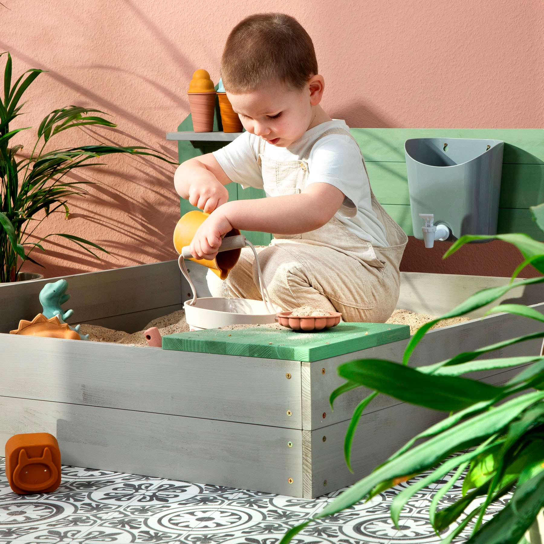 MUDDY BUDDY® Sandkasten »Cozy House, warmgrau/eukalyptus«, FSC® - schützt Wald - weltweit