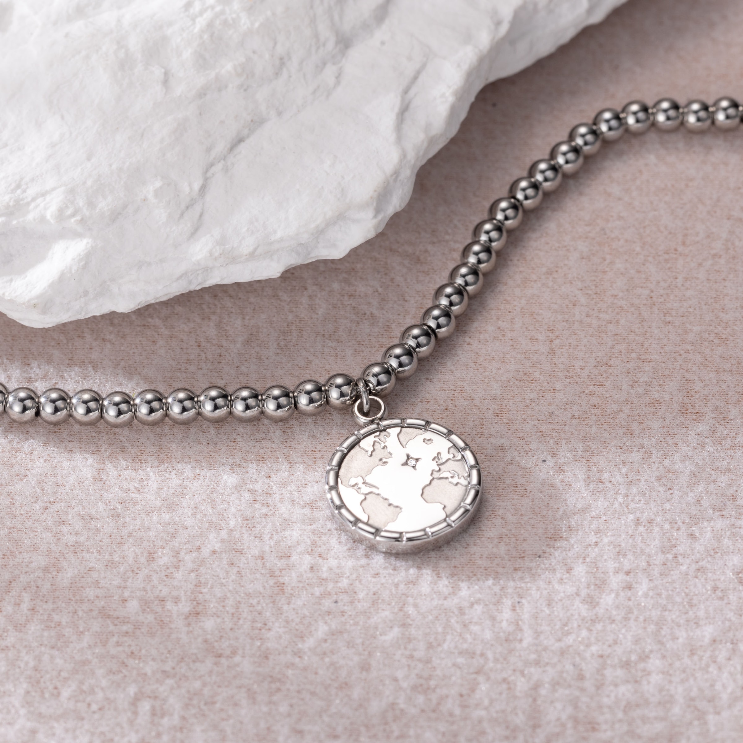 Firetti Armband »Schmuck Geschenk Edelstahl Armschmuck Armkette Planet Earth Welt« mit Zirkonia (synth.)