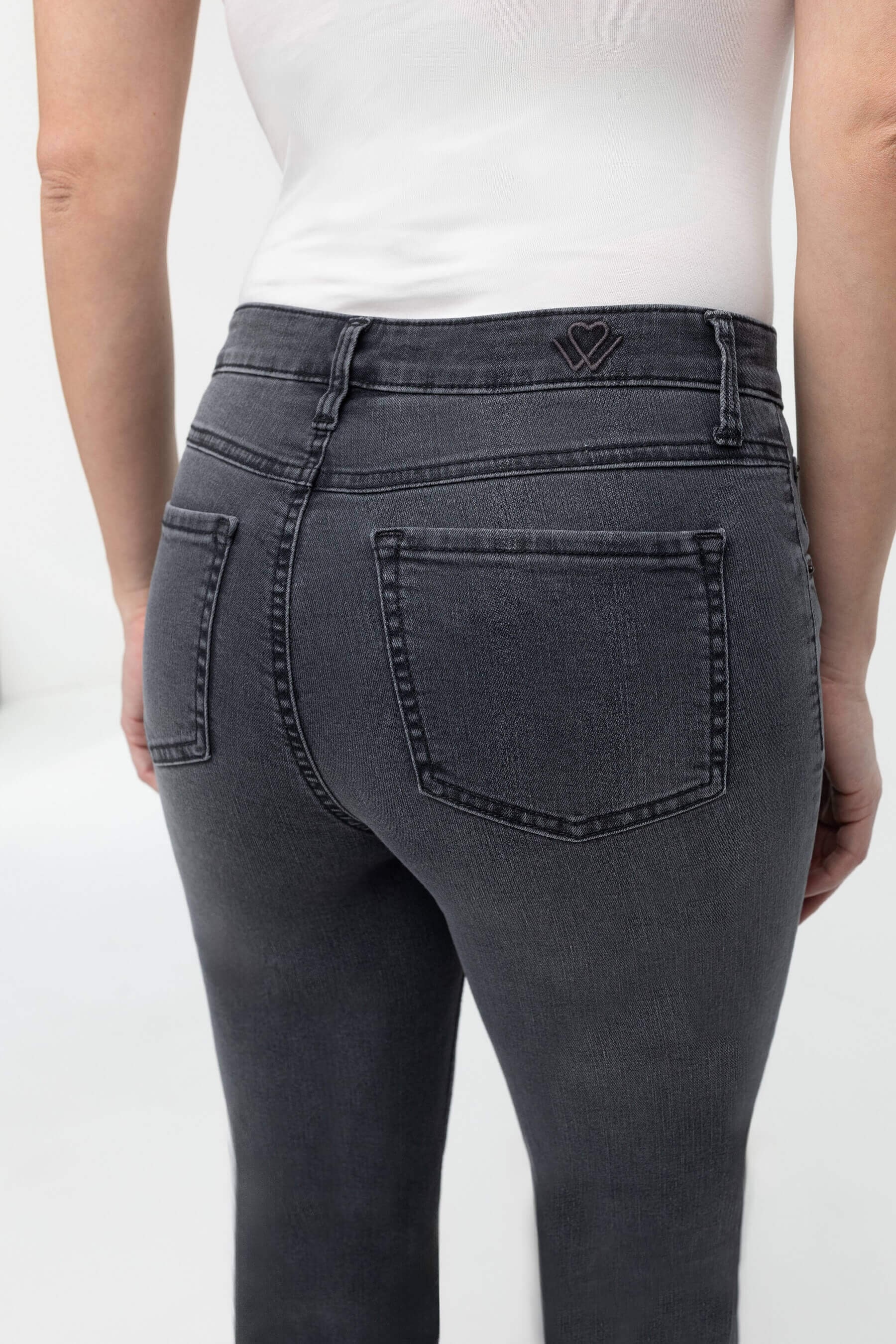 wonderjeans 5-Pocket-Jeans »Relaxed Straight« Cool, modern und vielseitig zu stylen