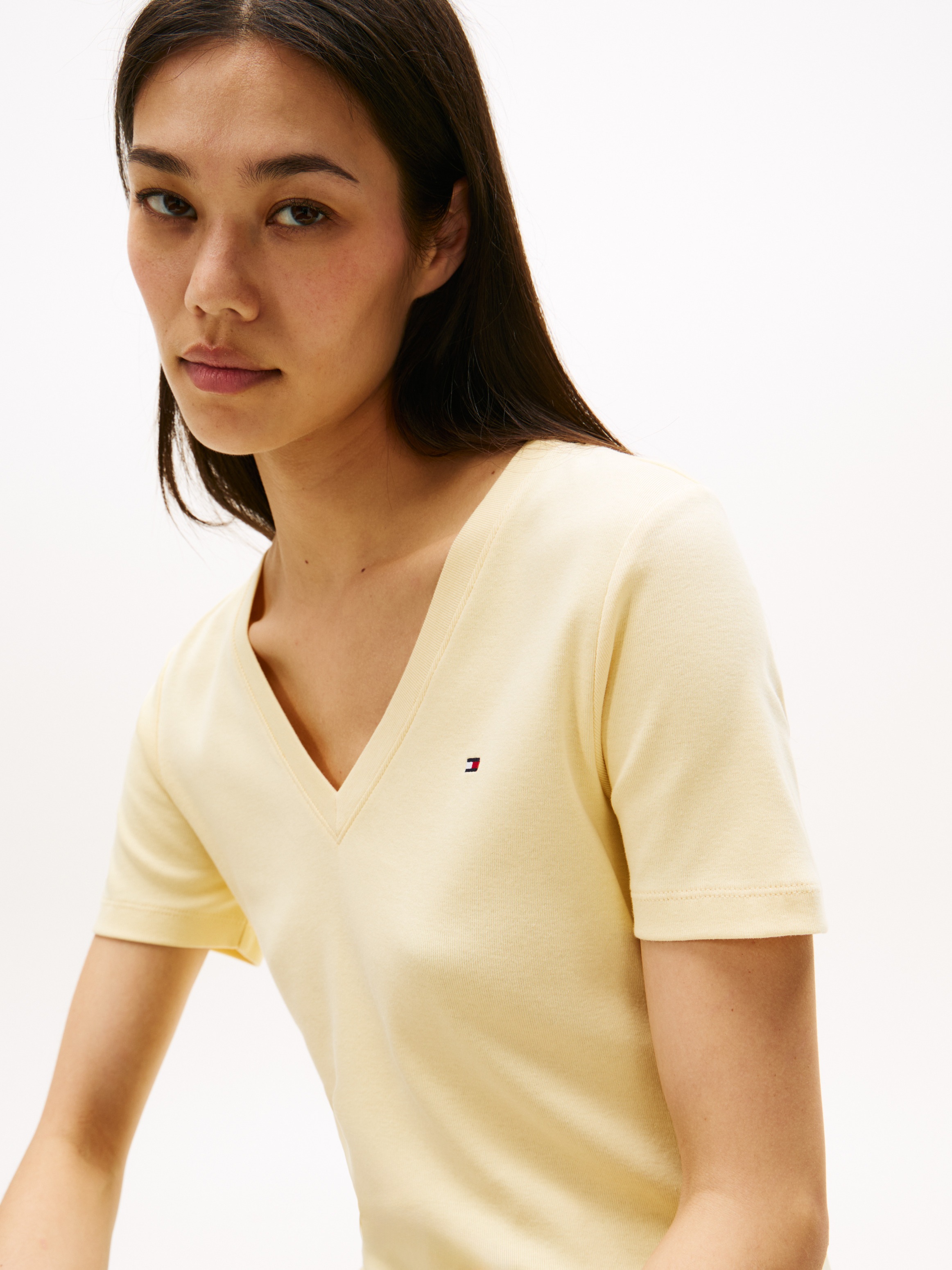 Tommy Hilfiger T-Shirt »SLIM CODY V-NK SS mit V-Ausschnitt und Streifen«, gestreift, casual, slim fit, Baumwolle, V-Ausschnitt