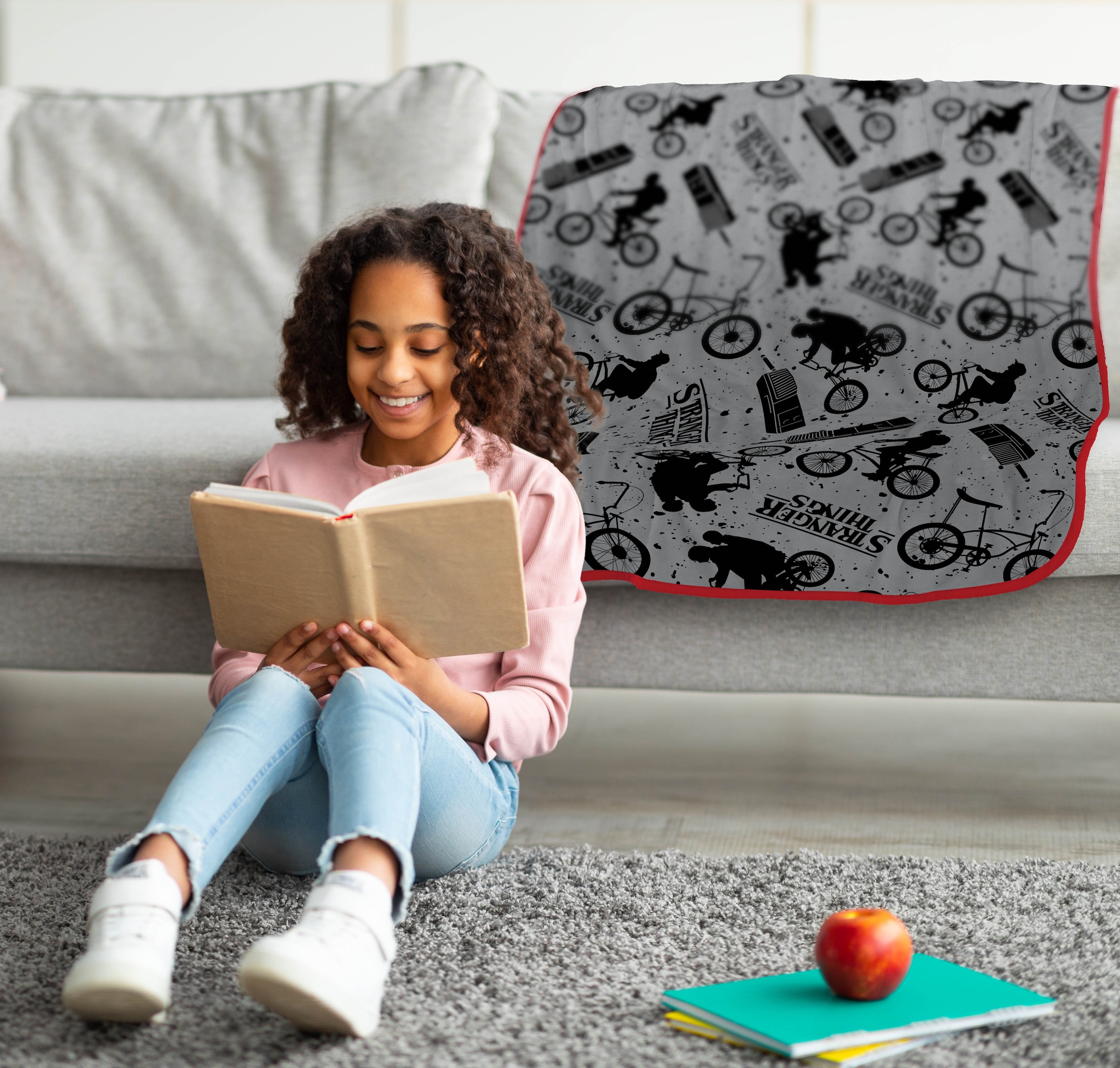 Stranger things Kinderdecke »Netflix Stranger Things« Kuschelige Fleecedecke Grau Bike – 117 x 152 cm