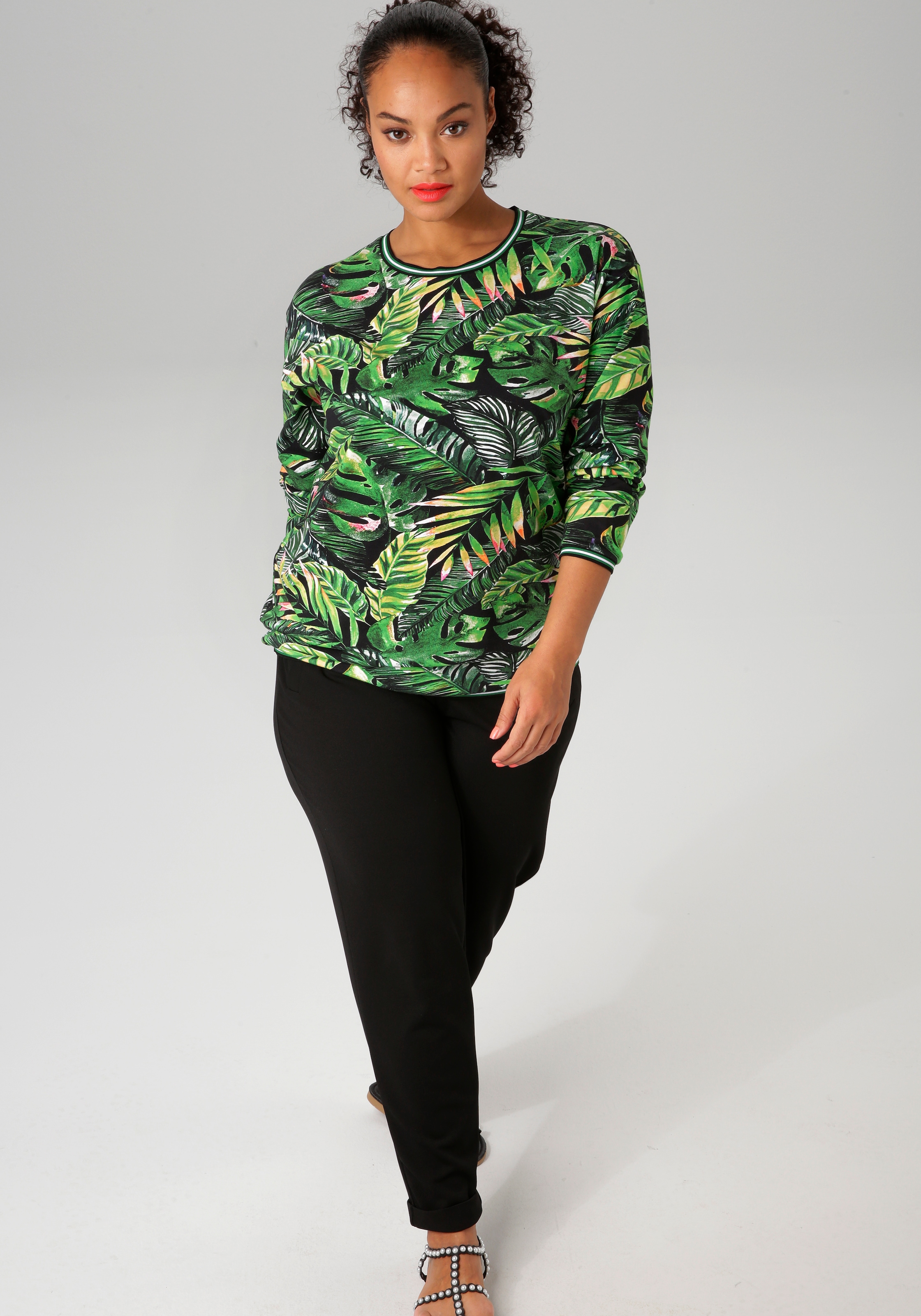 Aniston PLUS Sweatshirt, mit farbenfrohen, tropischen Blättern bedruckt