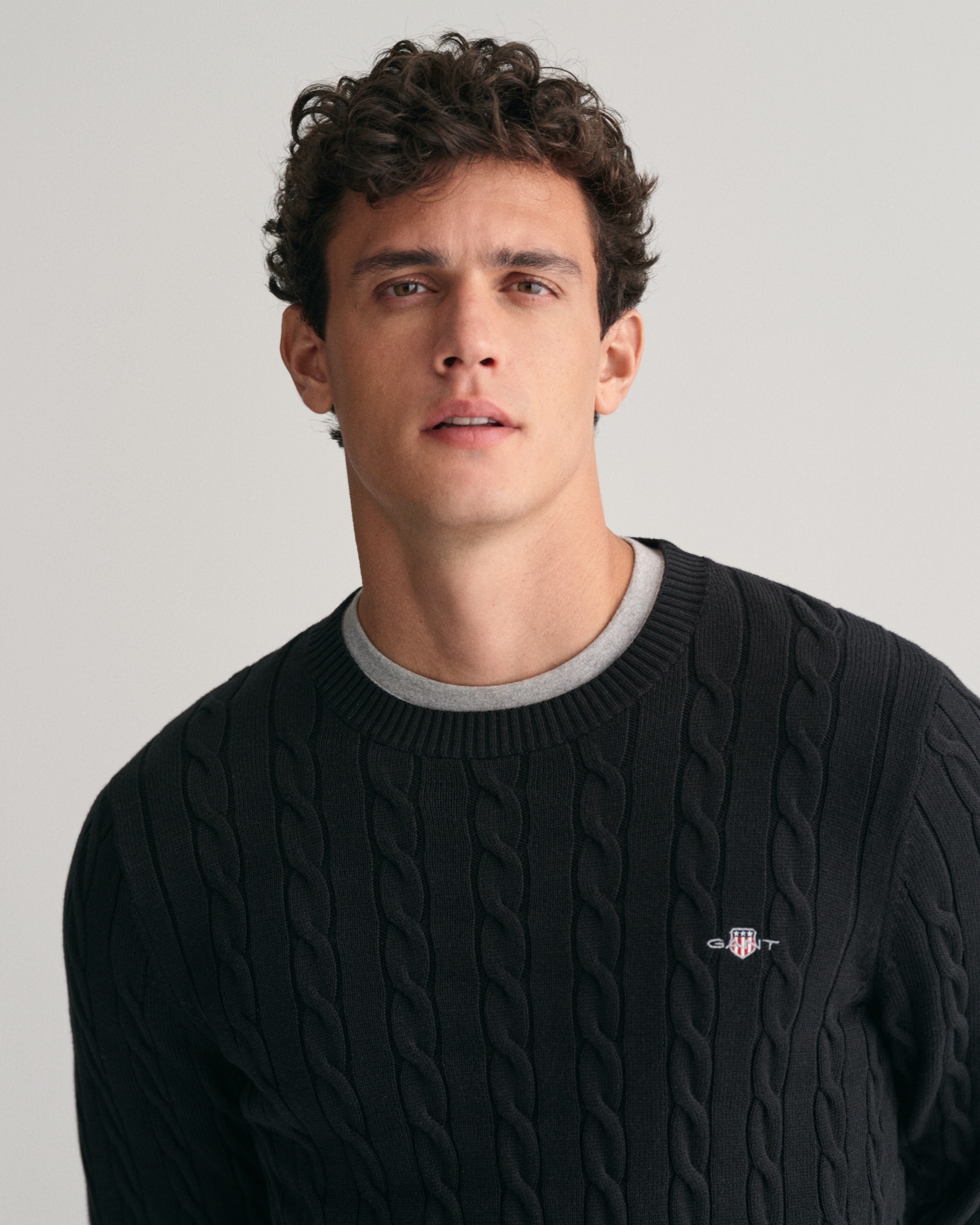 Gant Strickpullover »COTTON CABLE C-NECK«, mit Wappen-Logostickerei auf der Brust