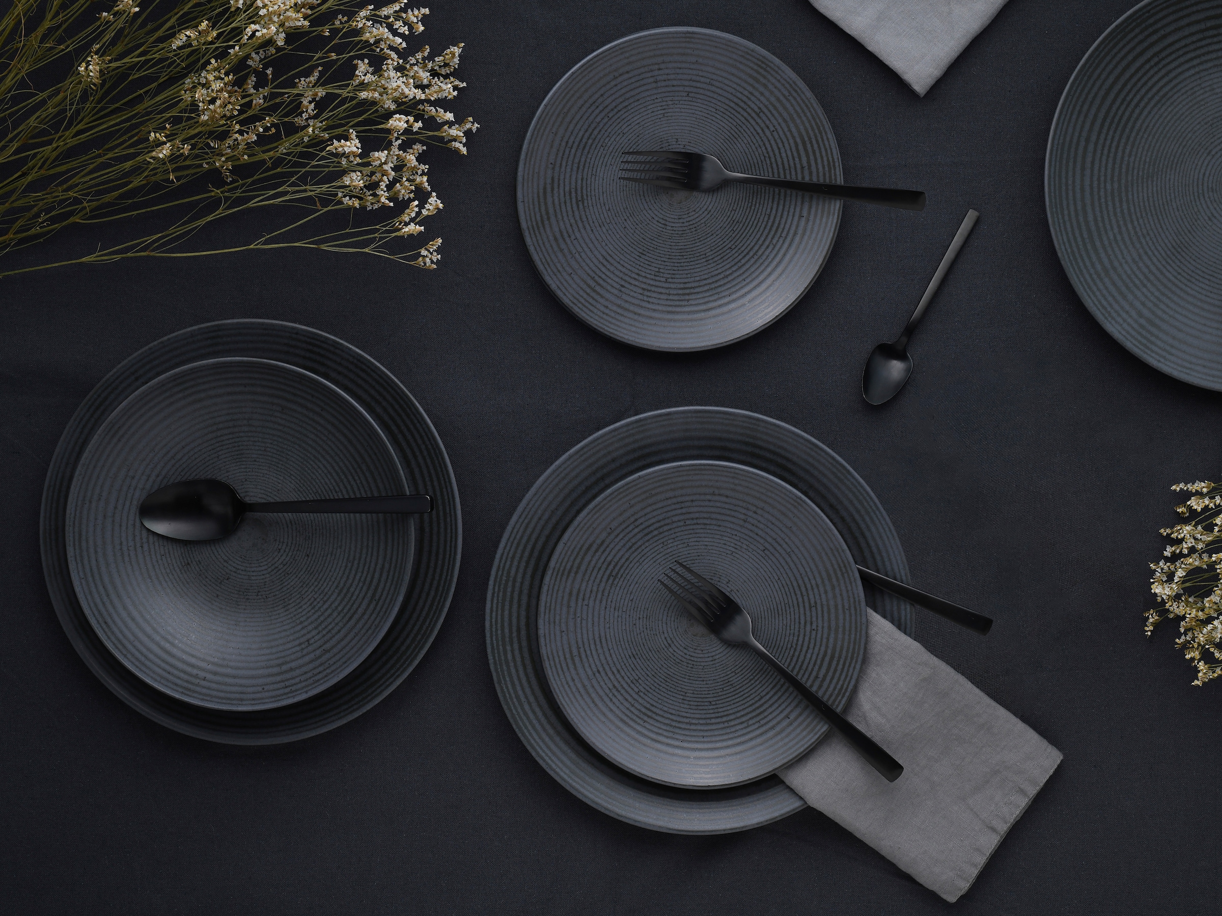 Leonique Tafelservice »Geschirr-Set, Service Andree«, (Set, 12 tlg., 4 Speiseteller; 4 Pasta-/Salat/Suppenteller; 4 Dessertteller), handwerklicher Look, seidenmatte Glasur, 12 Teile für 4 Personen