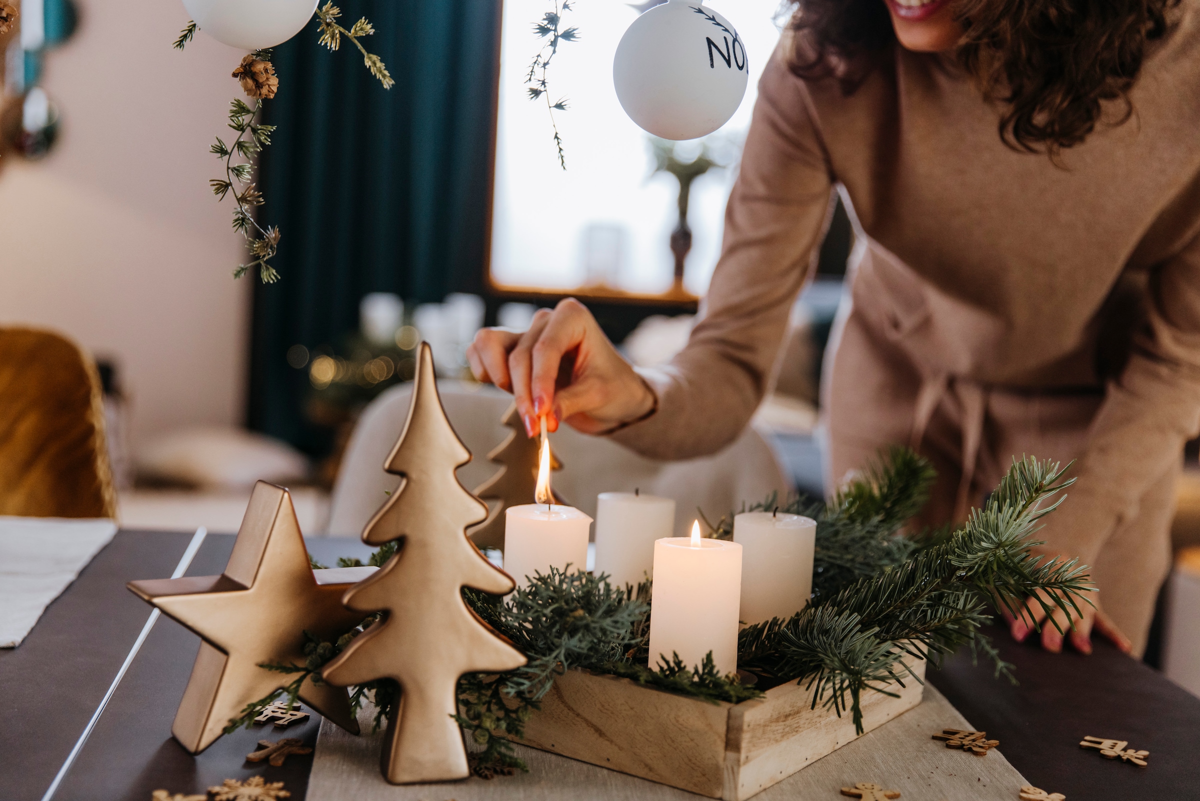Home affaire Adventsleuchter »Kerzenhalter Ennsling mit 24 Streudekofiguren, 25x25 cm«, (1 St.), Weihnachtsdeko aus Holz und Metall, Tablett mit 4 Kerzenhaltern
