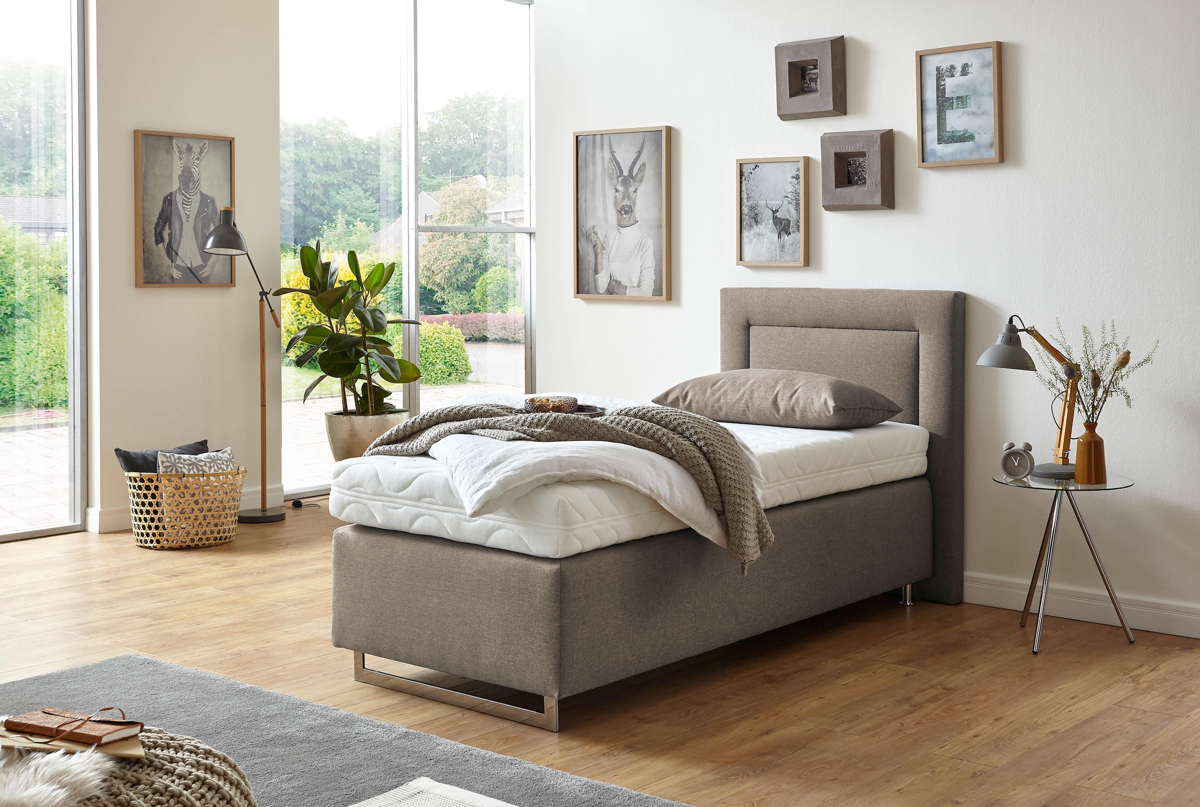 Westfalia Schlafkomfort Boxspringbett, mit Zierkissen und verchromten Kufen, in diversen Ausführungen