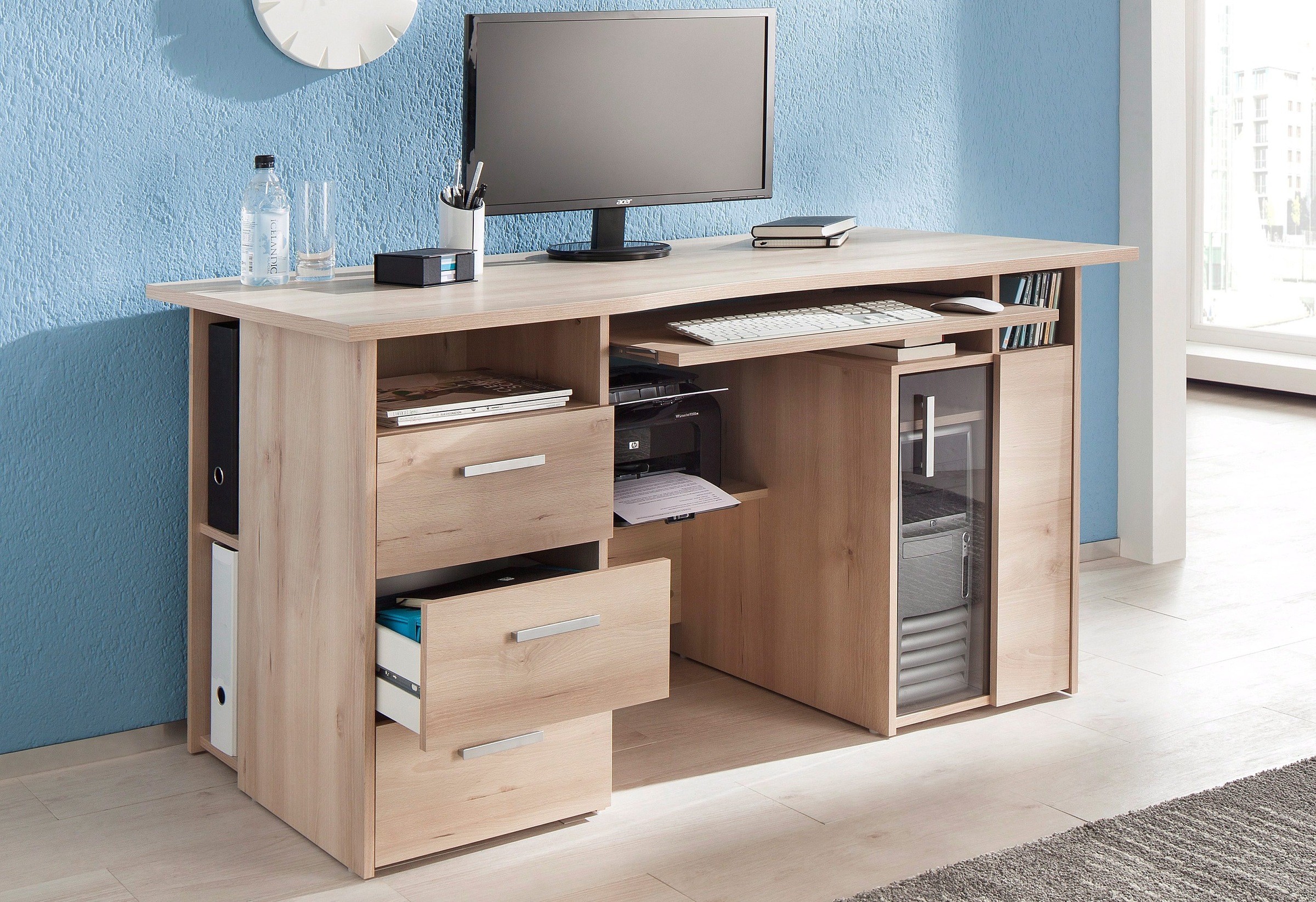 Computertisch aus hellem Holz