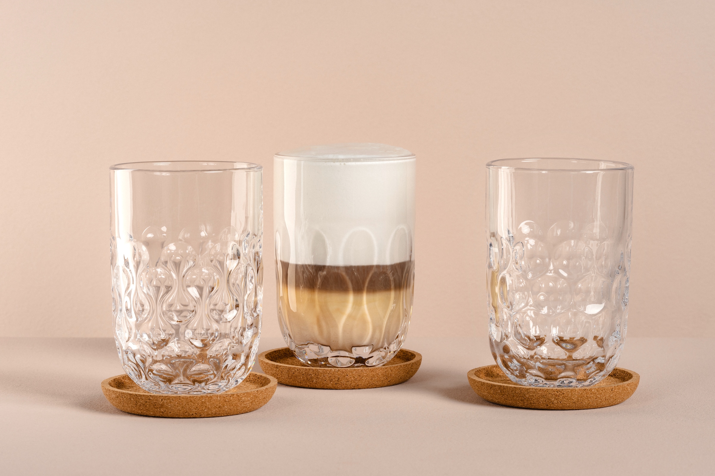 LEONARDO Gläser-Set »Latte Macchiato-Set GOCCE, 380 ml, 6-teilig«, (Set, 6 tlg.), 3 Gläser mit unterschiedlichem Tropfenrelief, inkl. Kork-Untersetzer