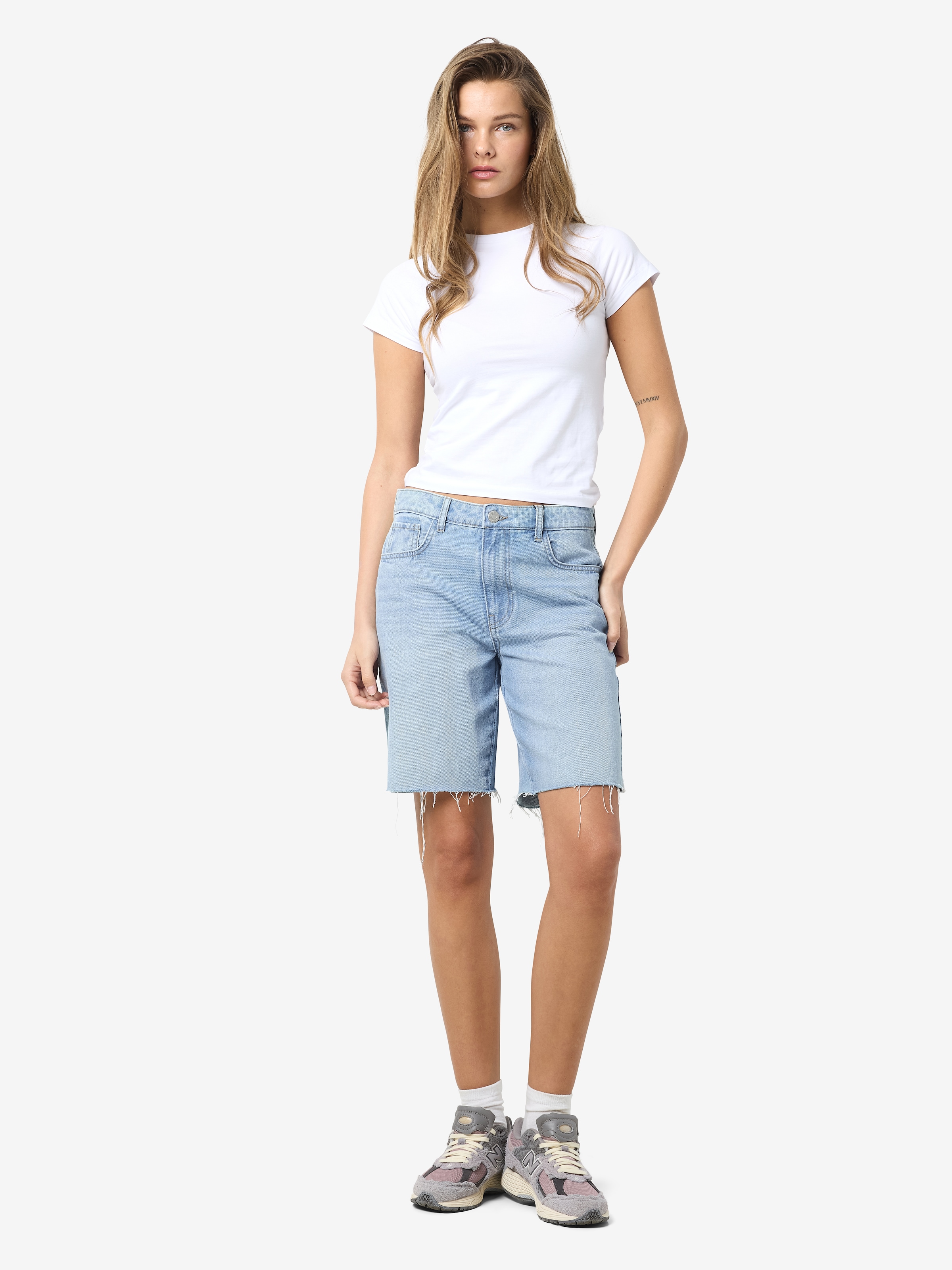 Noisy may Jeansshorts »NMHOLLA NW LOOSE SHORT AZ425LB NOOS«, modisch offene Säume
