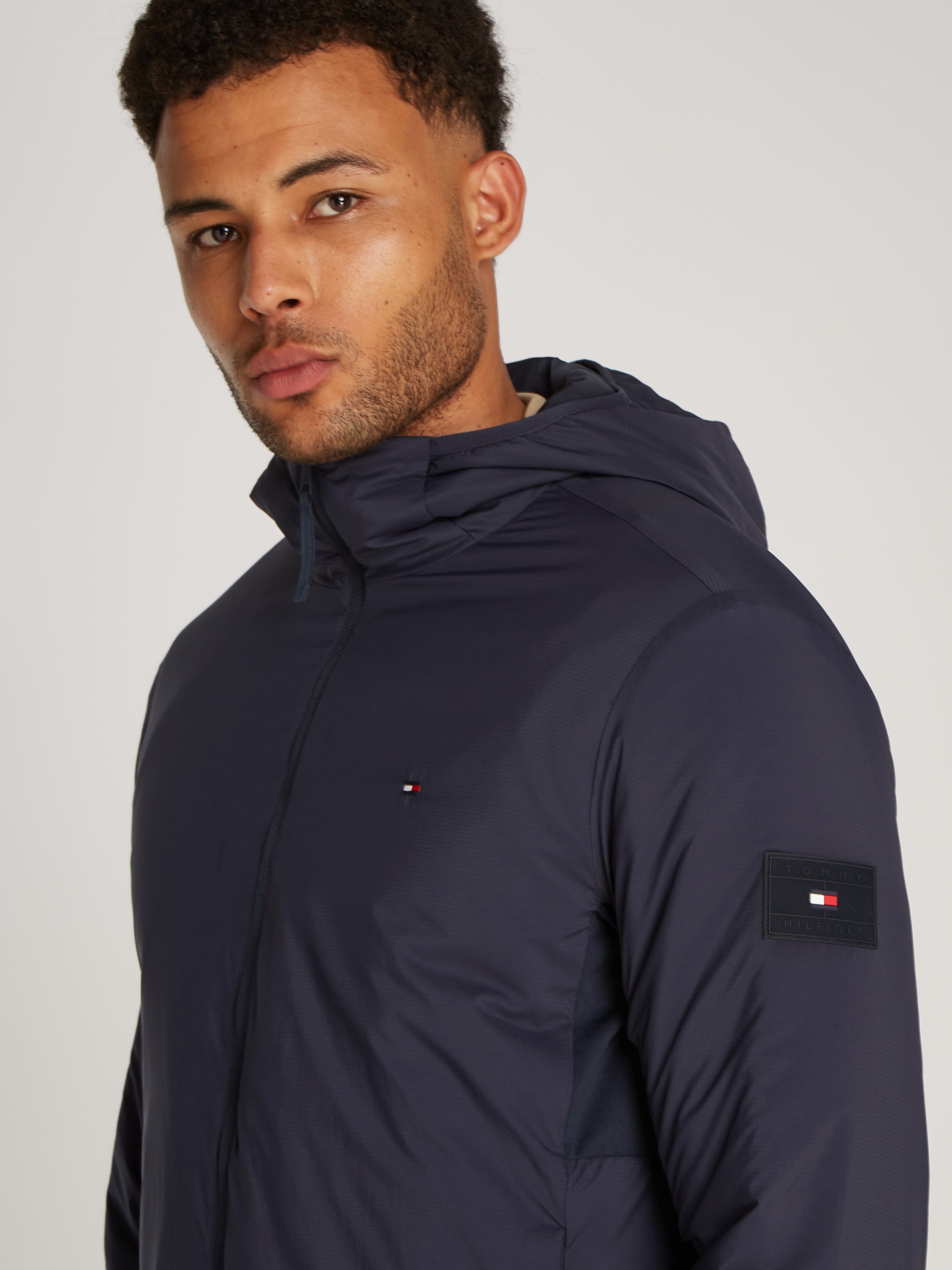 Tommy Hilfiger Kurzjacke »TECH PACKABLE HOODED JACKET«, mit Kapuze, mit Logostickerei