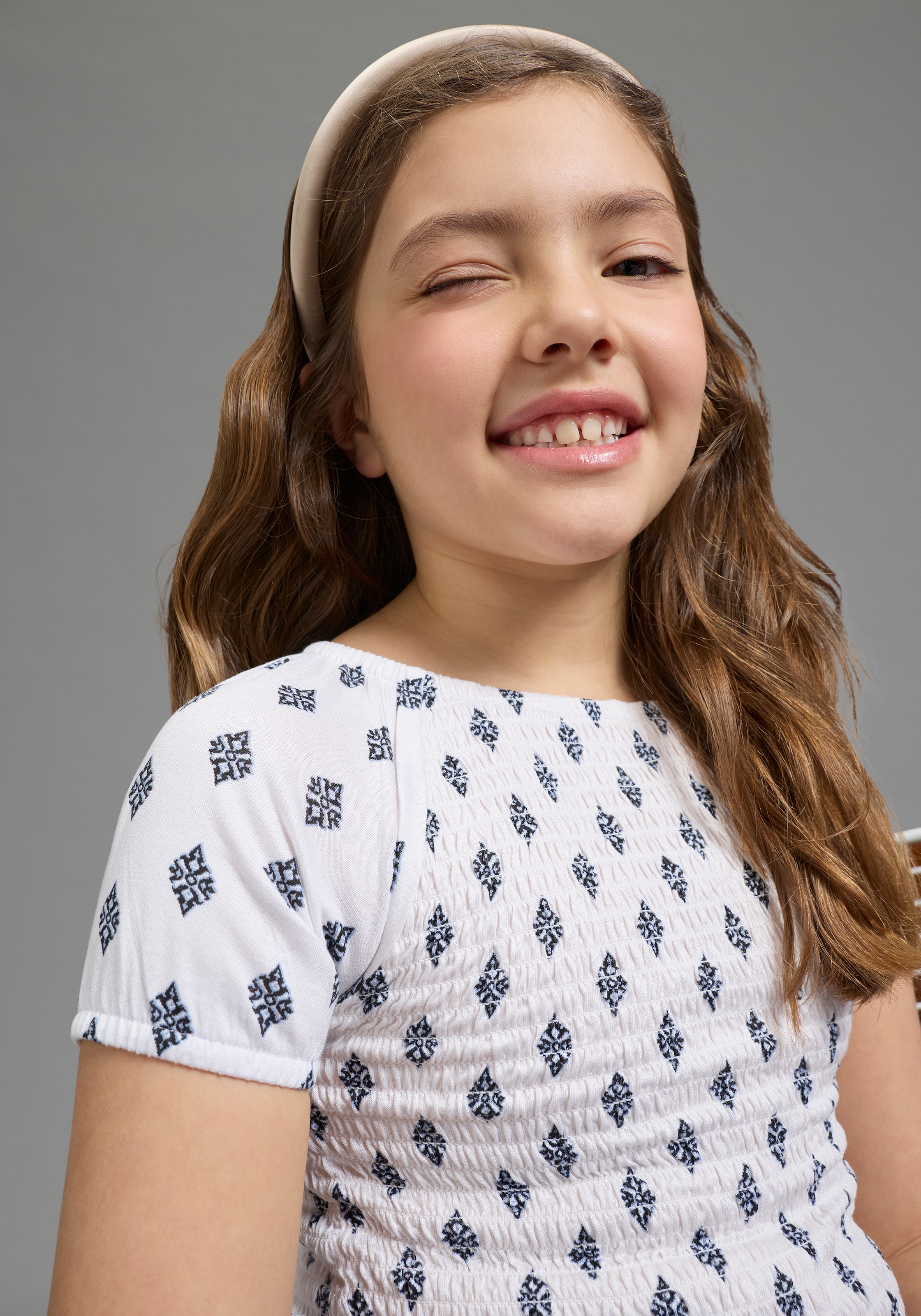 Bruno Banani T-Shirt »Viskose-Allover gemustertes Shirt, Smoke Carmenshirt für Mädchen« modischer Stil, Kurzarm, mit Carmenausschnitt, Allover-Druck