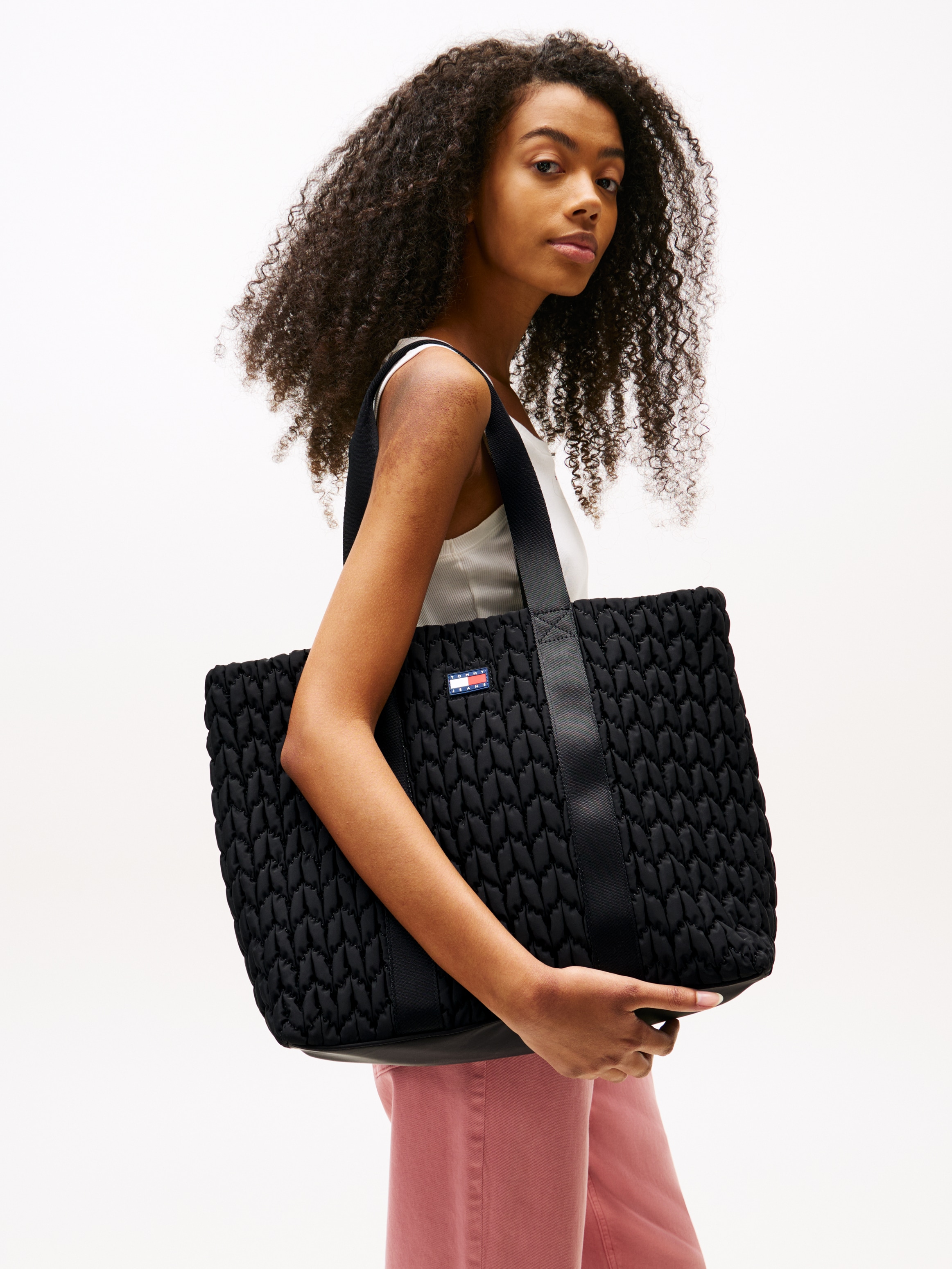 Tommy Jeans Tragetasche »TJW URBAN QUILTED TOTE«, Damen Schultertasche, Umhängetasche mit modischer Zierabsteppung