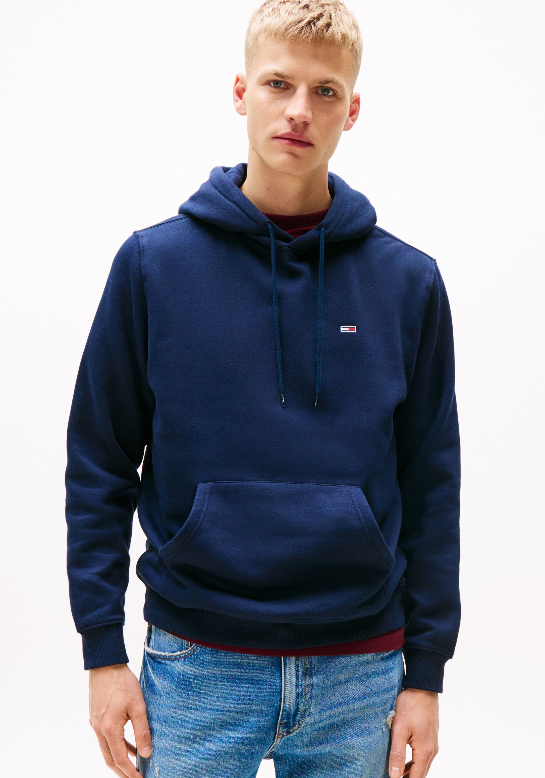 Tommy Jeans Sweatshirt »TJM REG S FLAG HOODIE«, mit bestickten Markenlogo auf Brusthöhe
