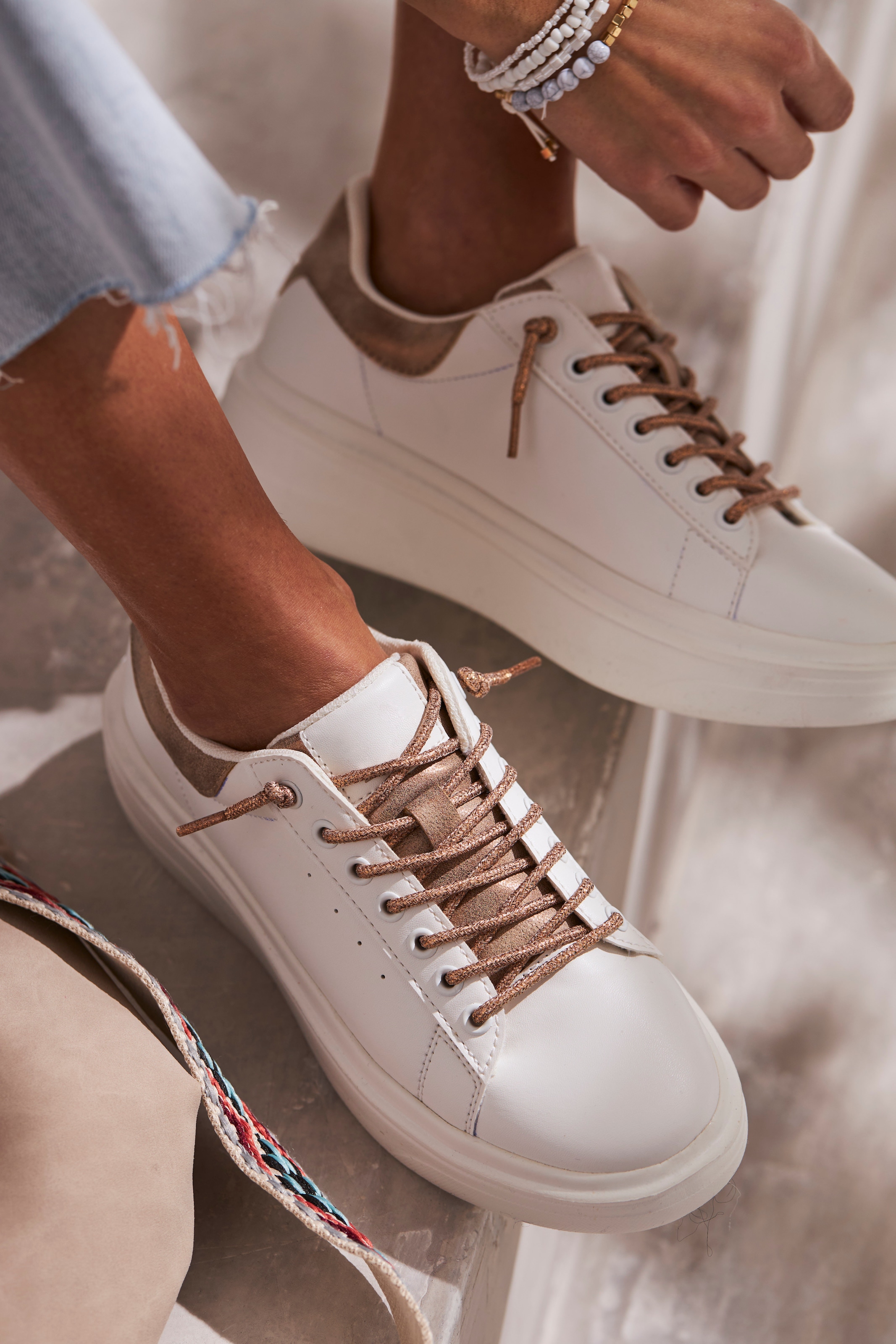 LASCANA Sneaker »Freizeitschuhe,«, mit Metallicdetails und elastischen Schnürbändern VEGAN