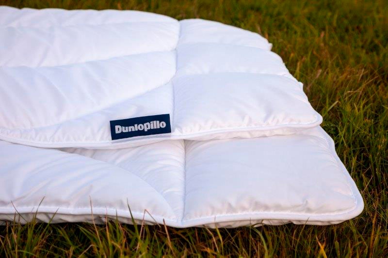 Dunlopillo Microfaserbettdecke »Home Bettdecken Sommer und Winter«, leicht, Füllung Polyester, Bezug Polyester, (1 St.), Bettdecke 135x200, 155x220cm, feuchtigkeitsregulierend