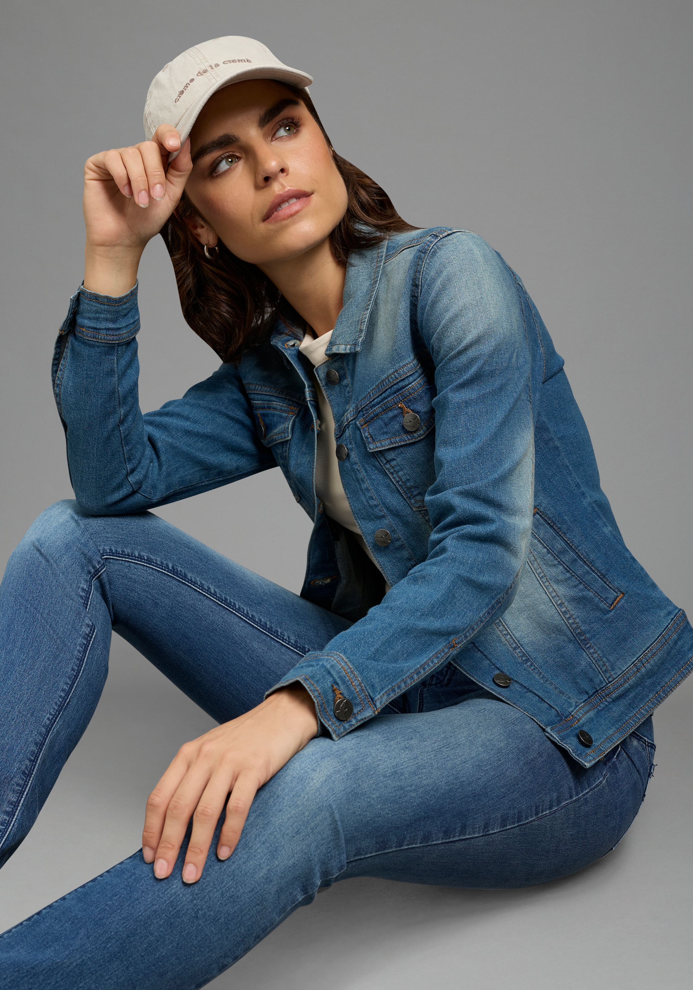 Arizona Jeansjacke aus Baumwollmischung,  figurbetont,  kurz geschnitten