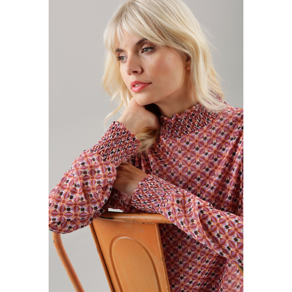 Aniston SELECTED Chiffonbluse, mit geometrischem Muster und Smokbündchen