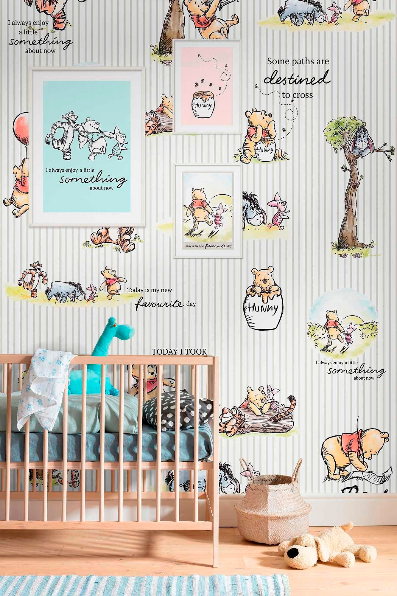 Komar Vliestapete »Digitaldruck Vlies - Winnie the Pooh Stripes - Größe 200 x 280 cm«, bedruckt, Kinderzimmer