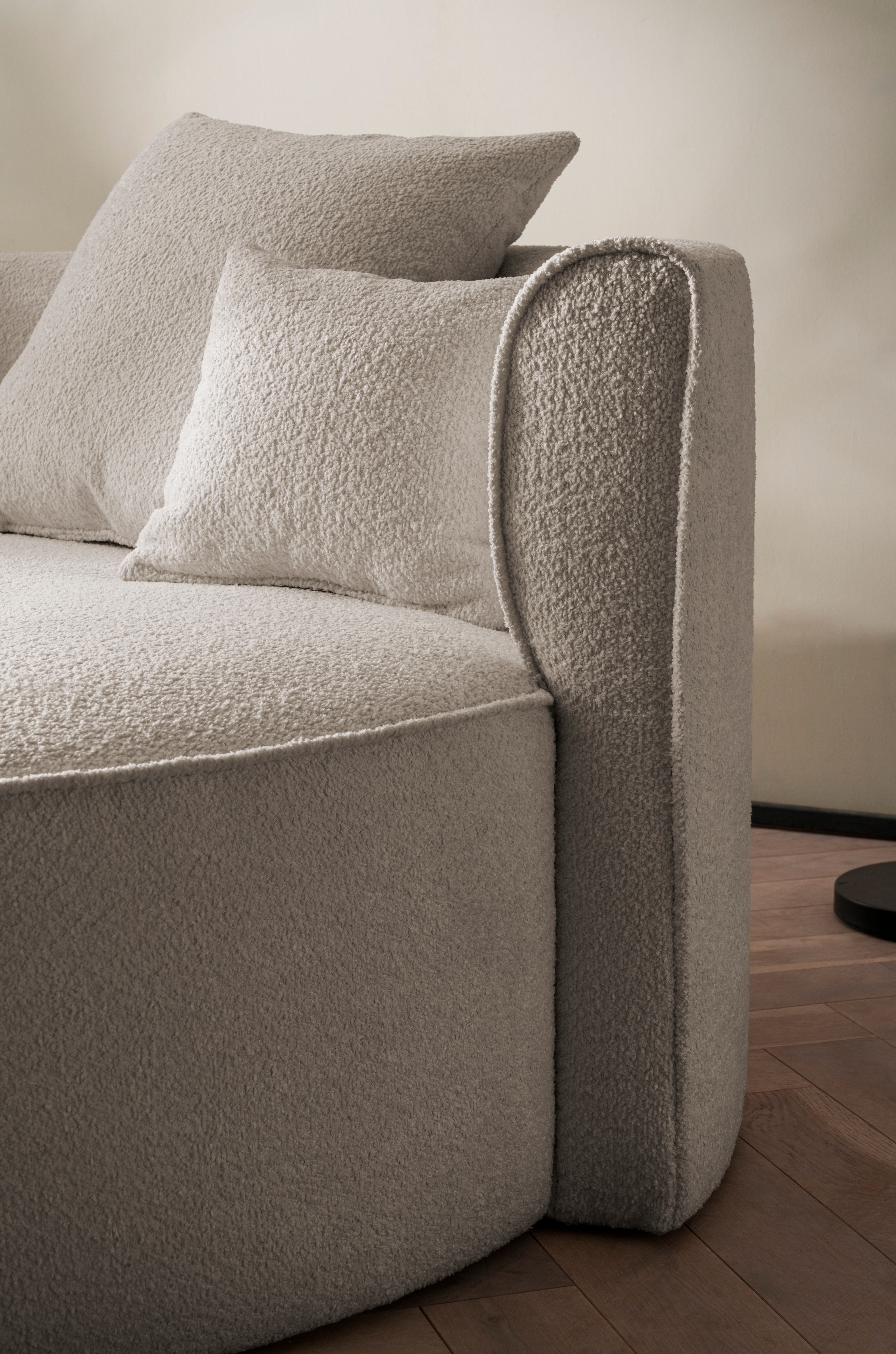 LeGer Home by Lena Gercke 2,5-Sitzer »ISALIE, rundes Loungesofa, mit Kissen, perfekt gepolstert«, moderne Stoffe, mit 4 Zierkissen, extra große Sitzfläche