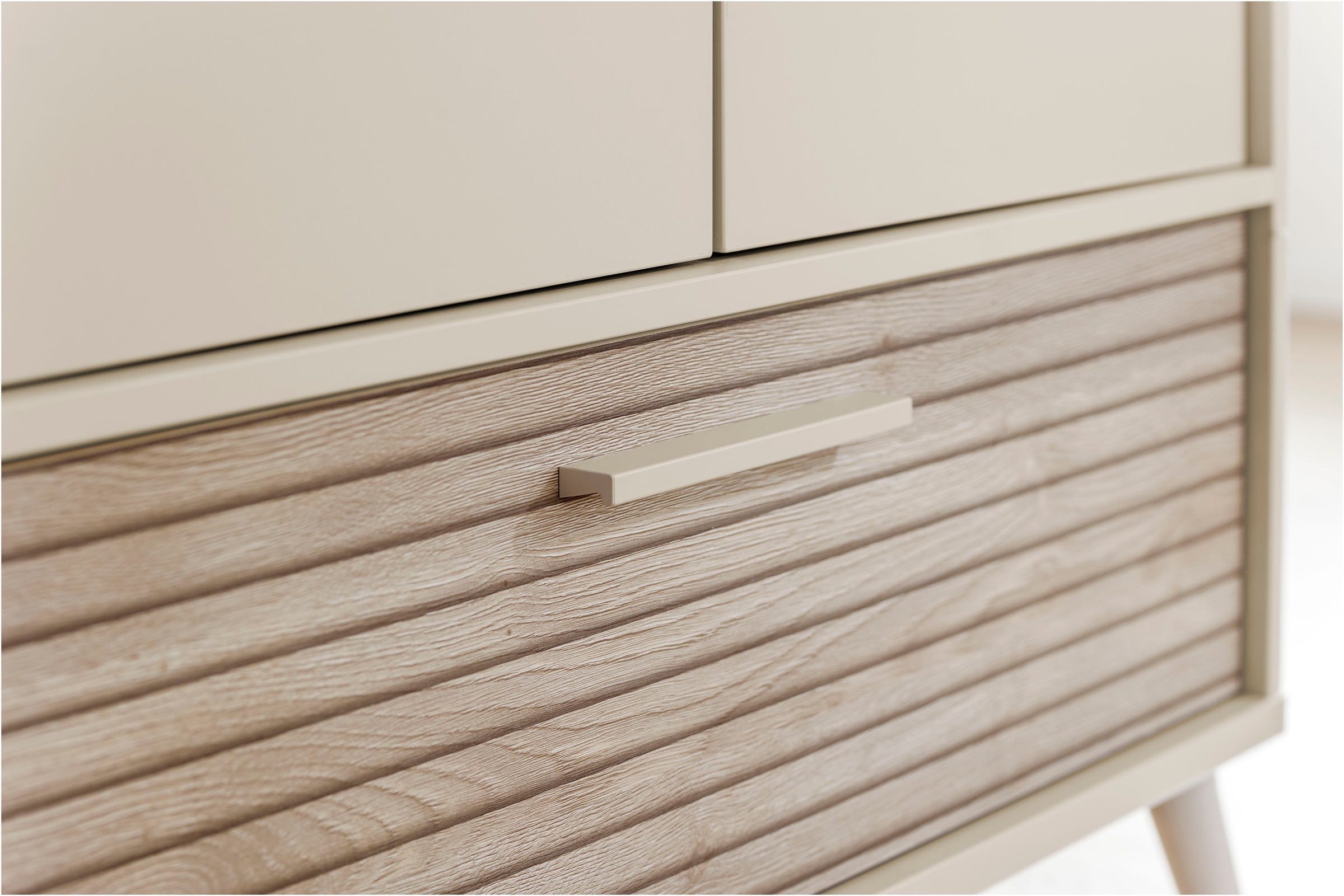 PAIDI Drehtürenschrank »EEFJE Kleiderschrank in modernem Design, Cashmere-Beige mit Groovy-Oak«, (B/H/T ca. 124x204x57cm) maximaler Stauraum), mit großer Schublade, Einlegeböden variabel, zwei Kleiderstangen