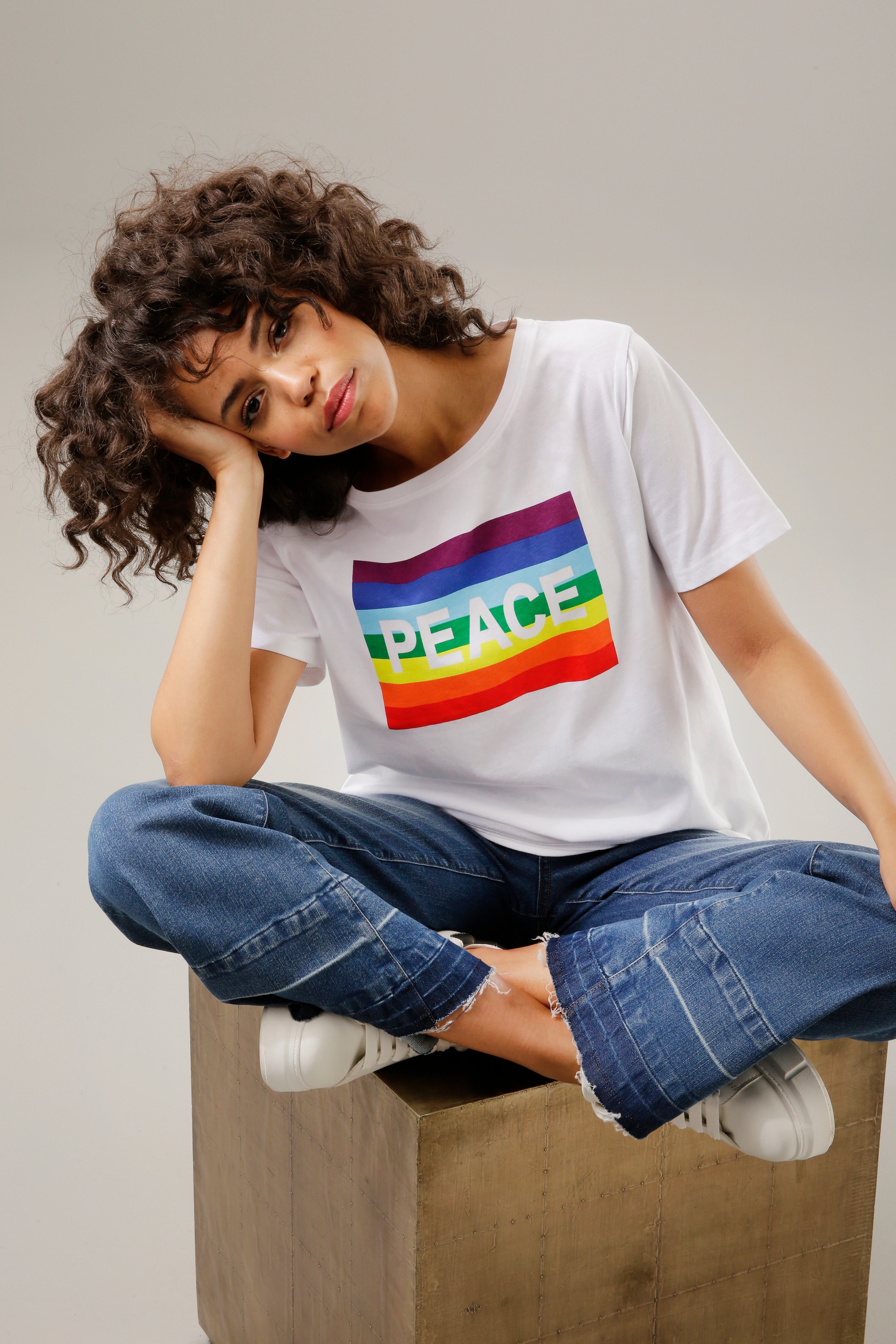 mit PEACE-Schriftzug online Regenbogen CASUAL T-Shirt, bei und Frontdruck Aniston