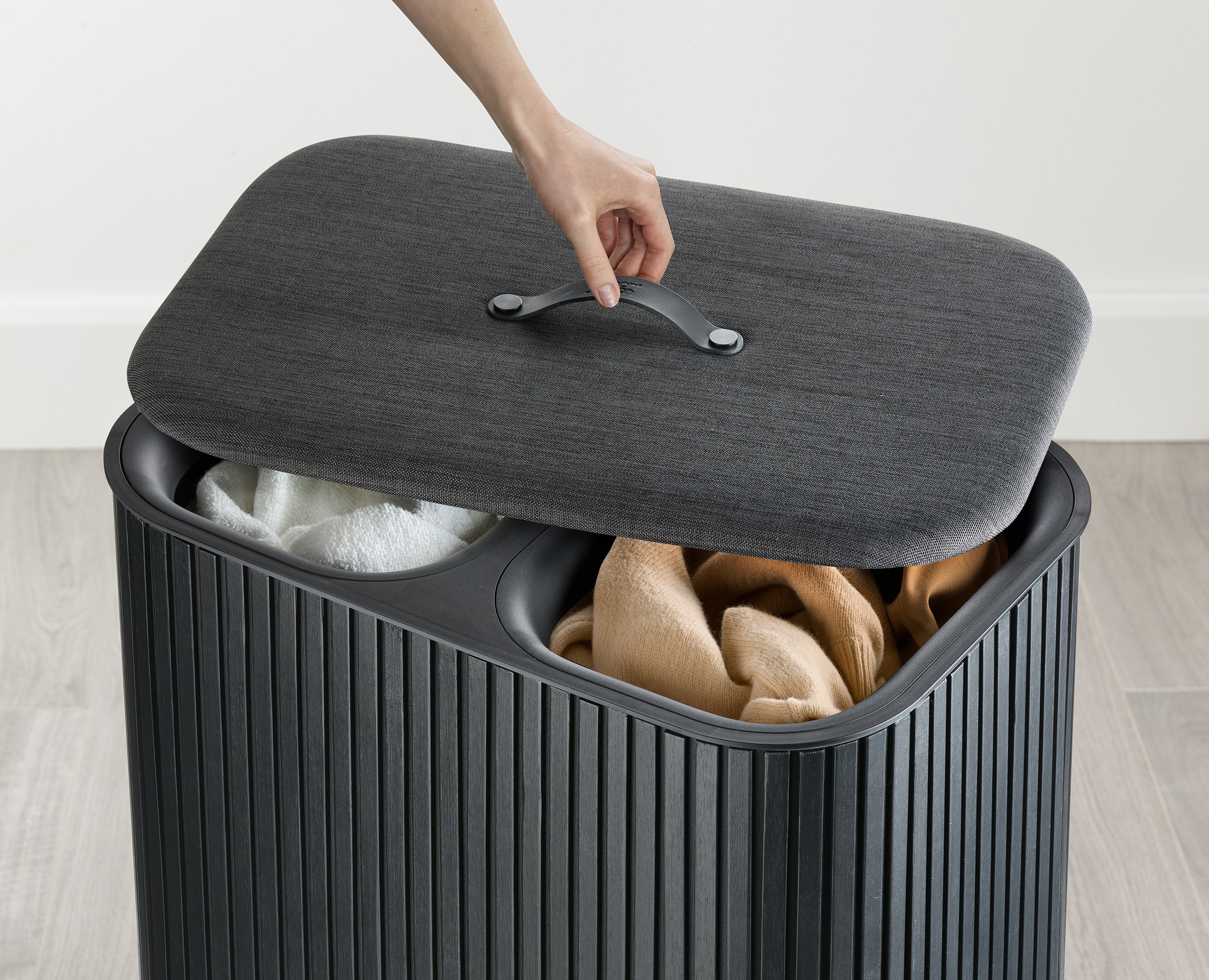 Joseph Joseph Wäschesortierer »Tota Twin Luxe 90-Liter-Wäschekorb« leicht vorsortier- und entleerbar