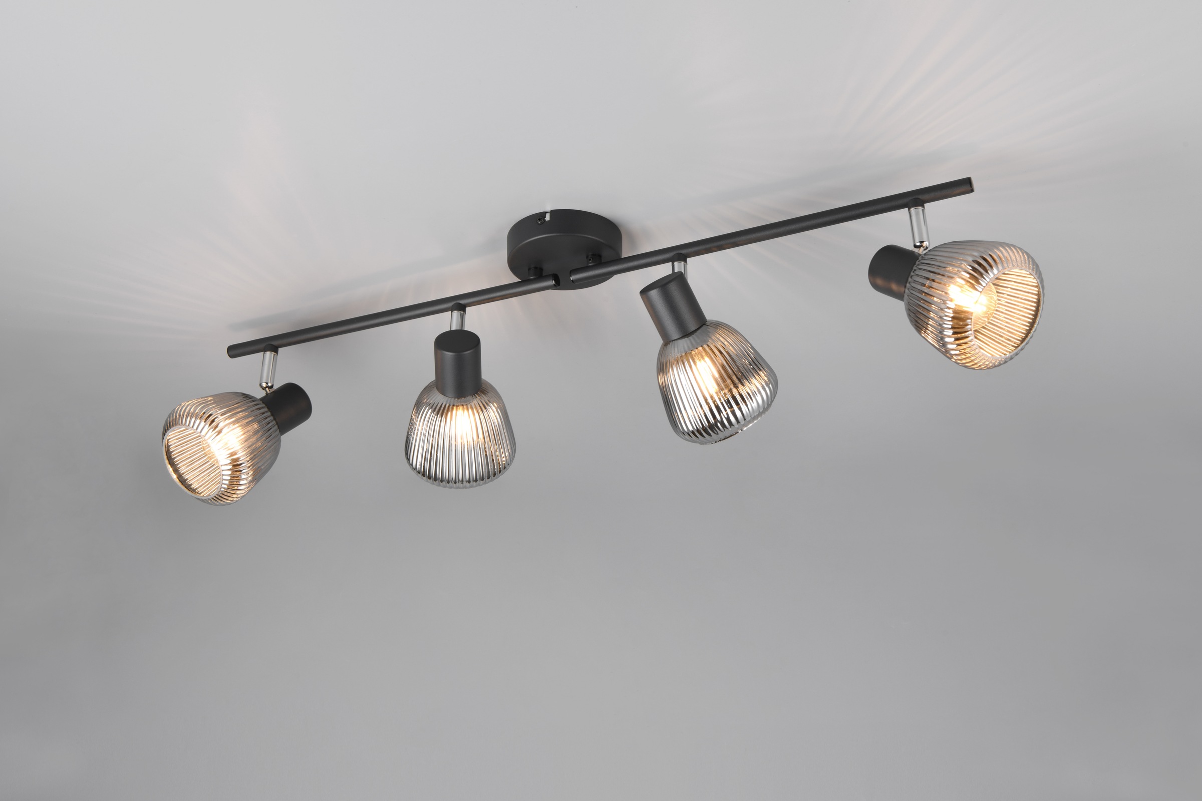 TRIO Leuchten Deckenstrahler »TARIFA, 4-flammiger Deckenspot mit Glasschirm, exkl 4xE14 max 10W«, 4 flammig, Leuchtmittel E14 | Leuchtmittel wechselbar, Glasschirm in Riffeloptik leicht verspiegelt, verstellbare Spots