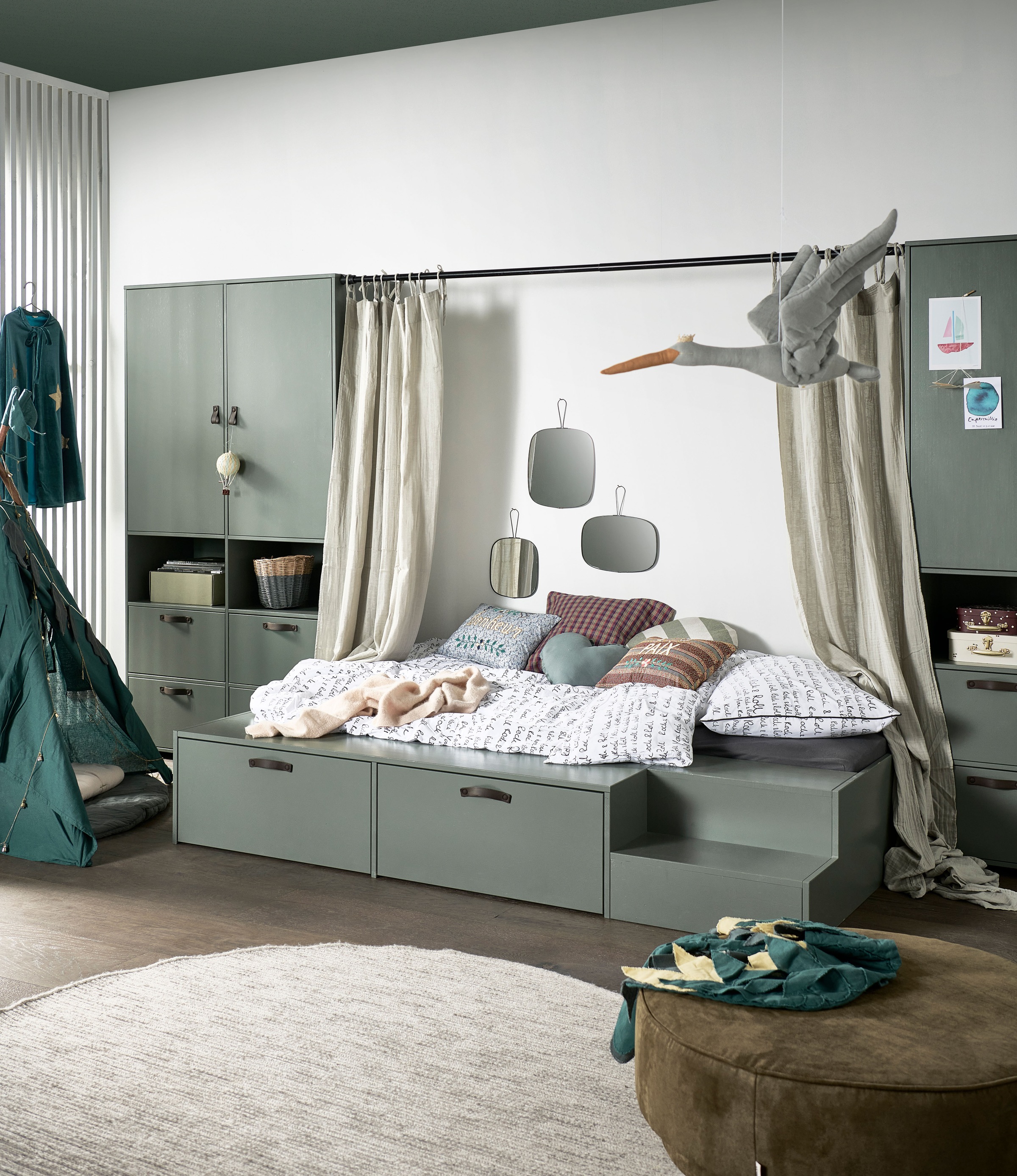 WOOOD Stauraumbett »Stage Massivholz FSC®-Kiefernholz mit Trittstufen 204 x 131 x 35 cm« Rollauszüge mit Ledergriff, breite Holzkante, Matratzenmaß 80x200 cm