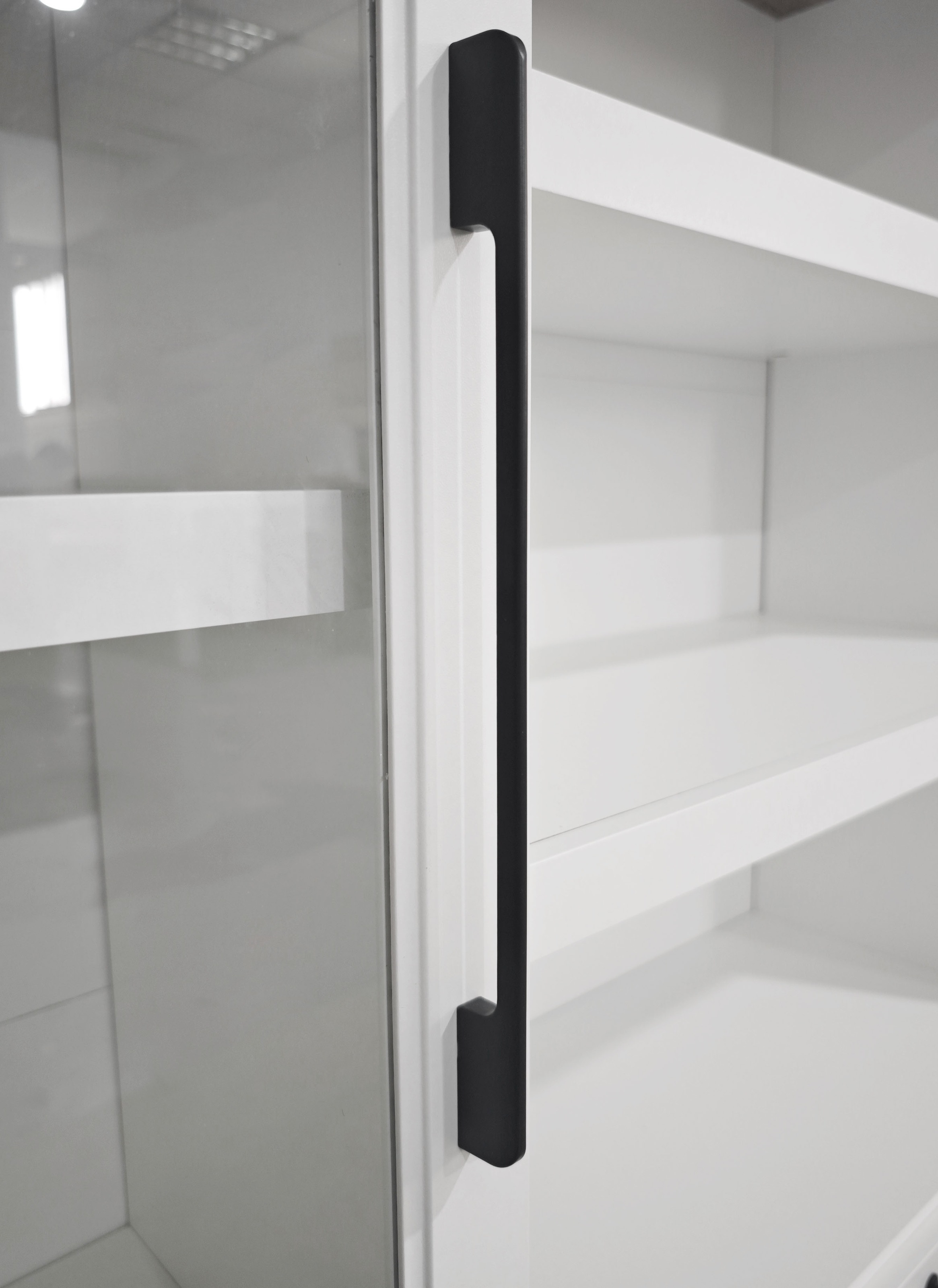OTTO home Vitrine »Ismund«, aus MDF, mit Holz-Zierleiste, schwarzem Metallgriff, Höhe 121 cm