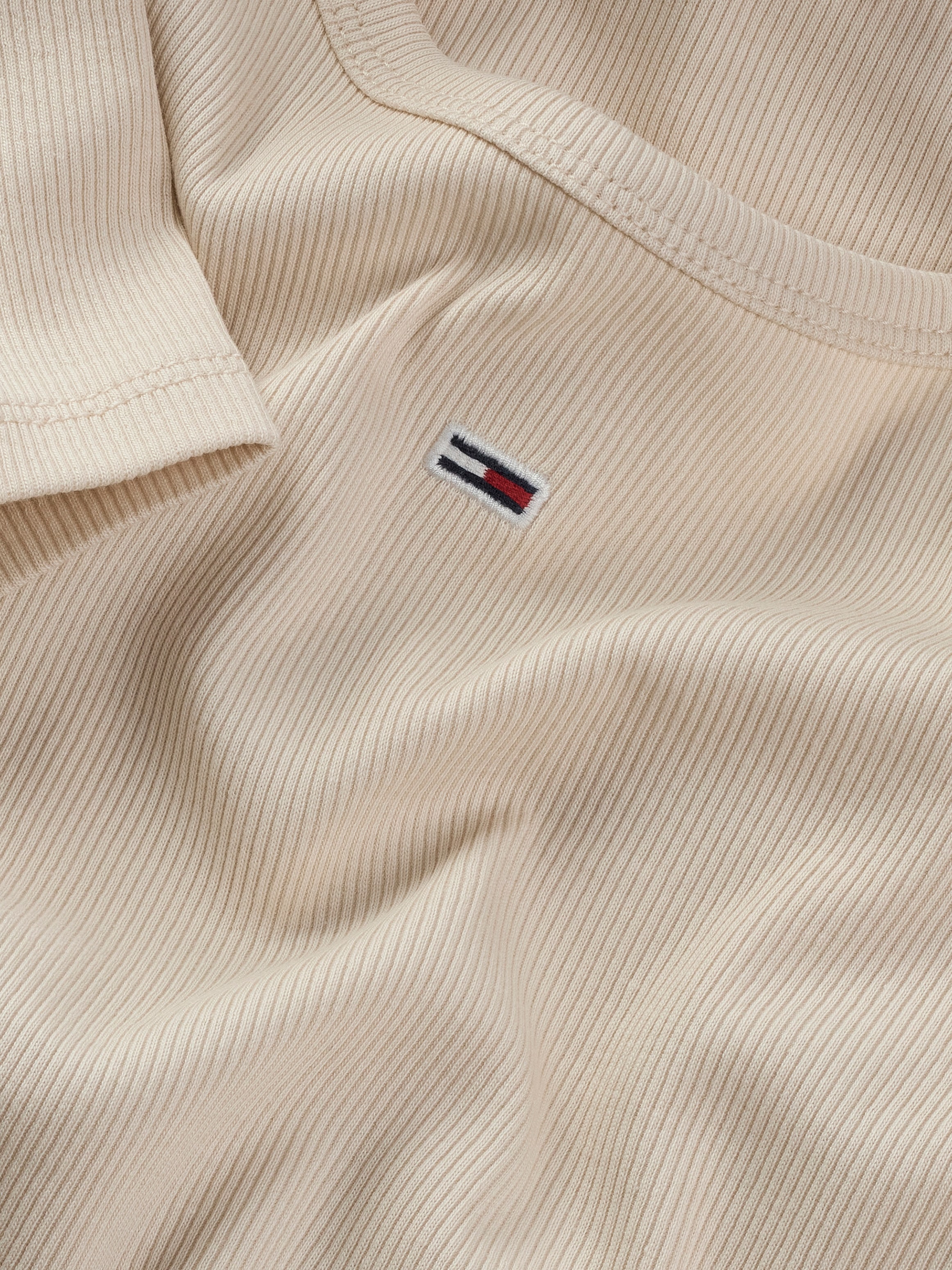 Tommy Jeans Kurzarmshirt »TJW ESSENTIAL RIB SHORT SLEEVE EXT« Baumwollmischung in gerippter Struktur, Slim Fit