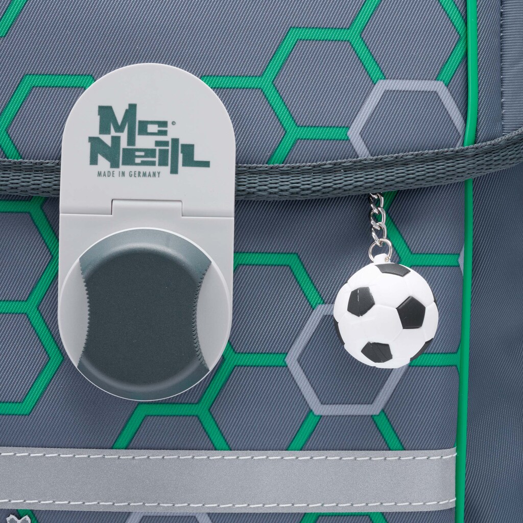 McNeill Schulranzen »McLight 2, Soccer«, reflektierende Streifen auf den Schultergurten-retroreflektierende Flächen, inkl. Mäppchen, Turnbeutel, Schlamperrolle, Magnet & Leuchtanhänger