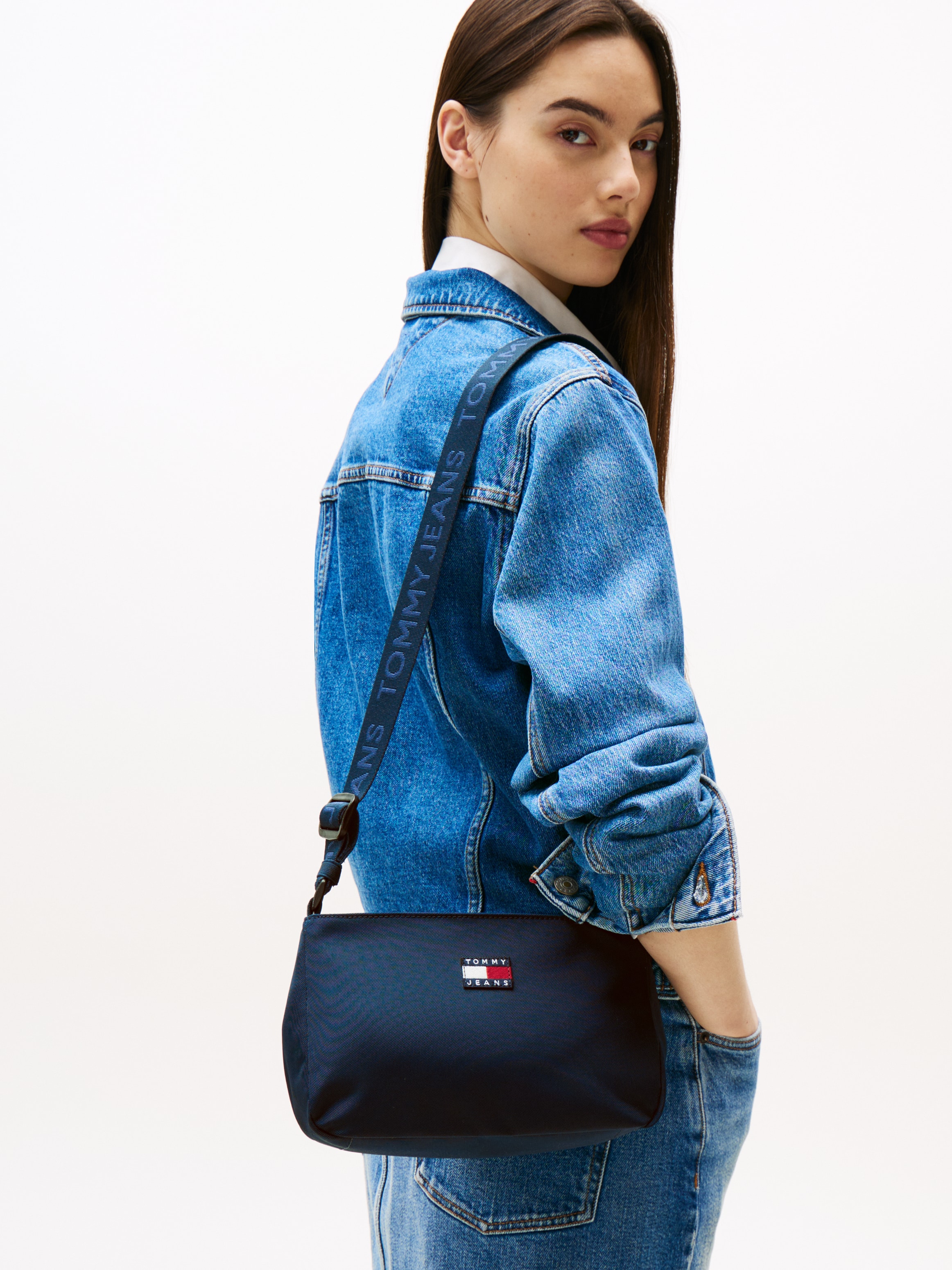 Tommy Jeans Schultertasche »TJW DAILY SHOULDER BAG«, Damen Umhängetasche, Freizeittasche mit Logo-Schriftzug
