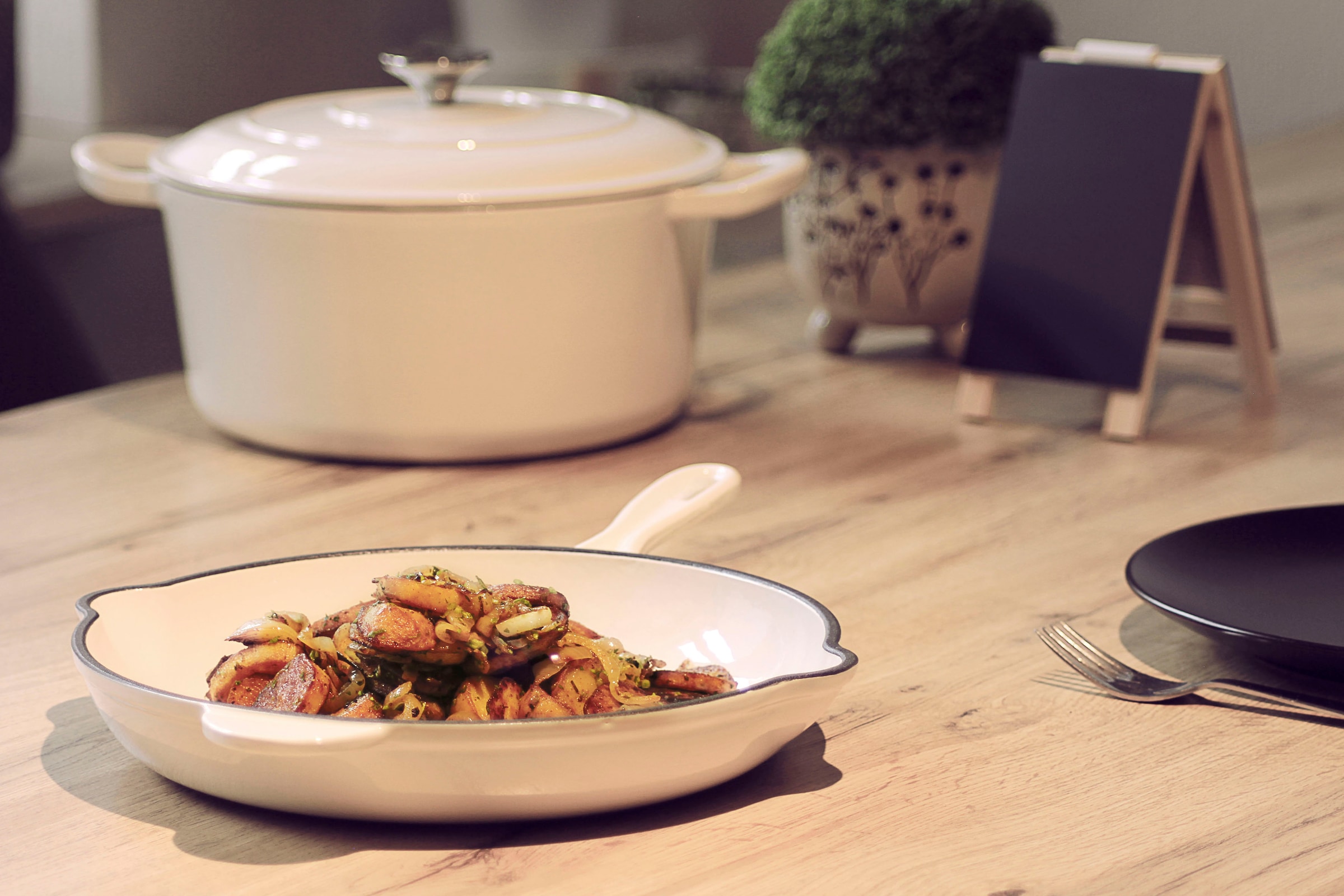 ECHTWERK Bratpfanne »mit Emaille-Beschichtung«, Gusseisen, Ausgießer, für Backöfen, Grill, BBQ und Induktion, Ø 26,5 cm